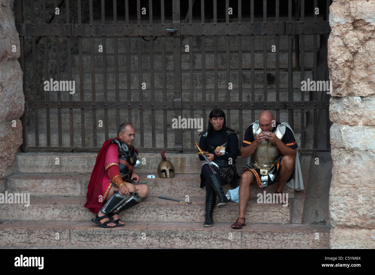 Kostümierte Gladiatoren legen eine Mittagspause außerhalb der Roman Arena oder das Amphitheater in Verona Stockfoto