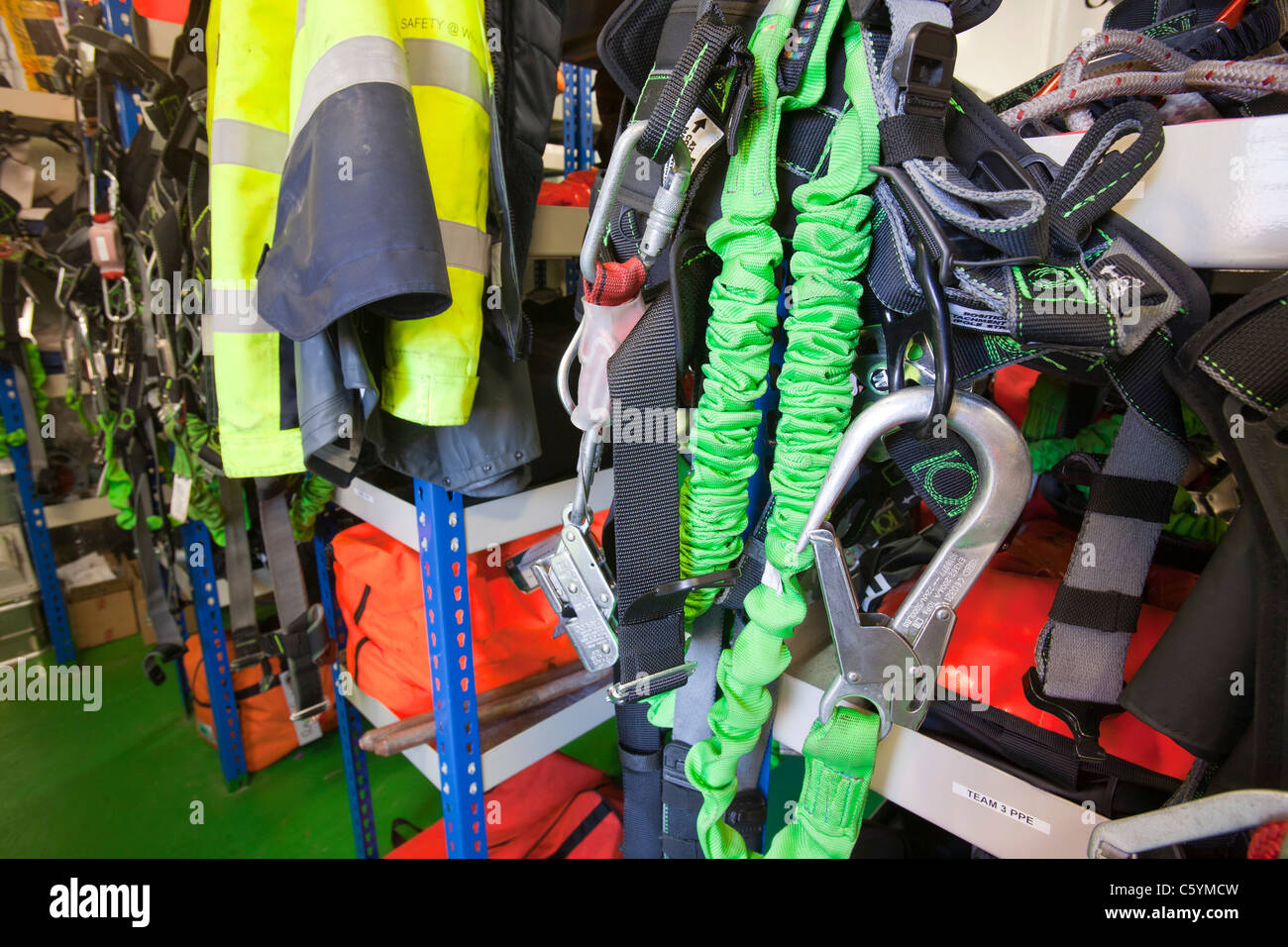 Arbeiten bei Höhe Kabelbäume in den Läden der Buchse oben Lastkahn, Kraken, die Offshore-Windparks Walney baut. Stockfoto