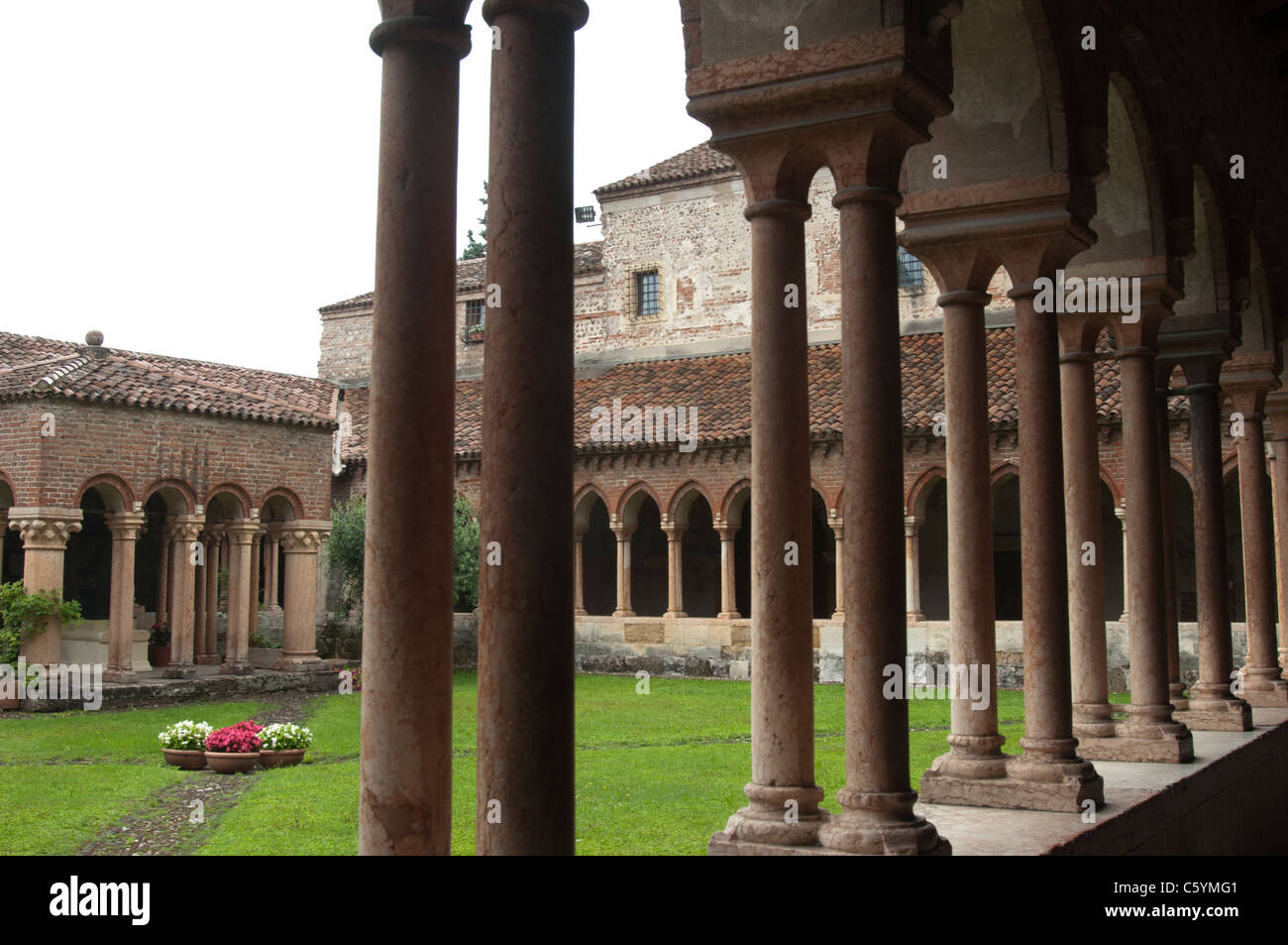 Kreuzgang der Basilika von San Zeno, Verona, Italien Stockfoto