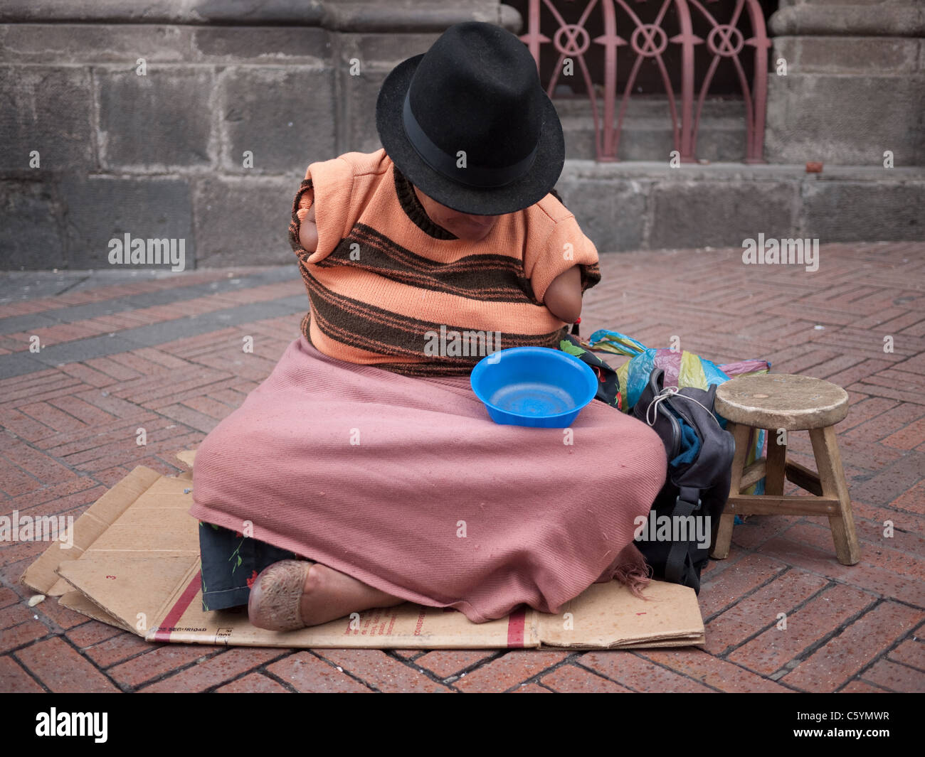 Obdachlose, behinderte Frau ohne Arme betteln in Südamerika. Stockfoto