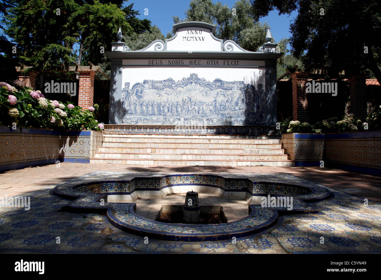 Ein Azulejo-Panel und einem Brunnen in Parque Marechal Carmona Stockfoto