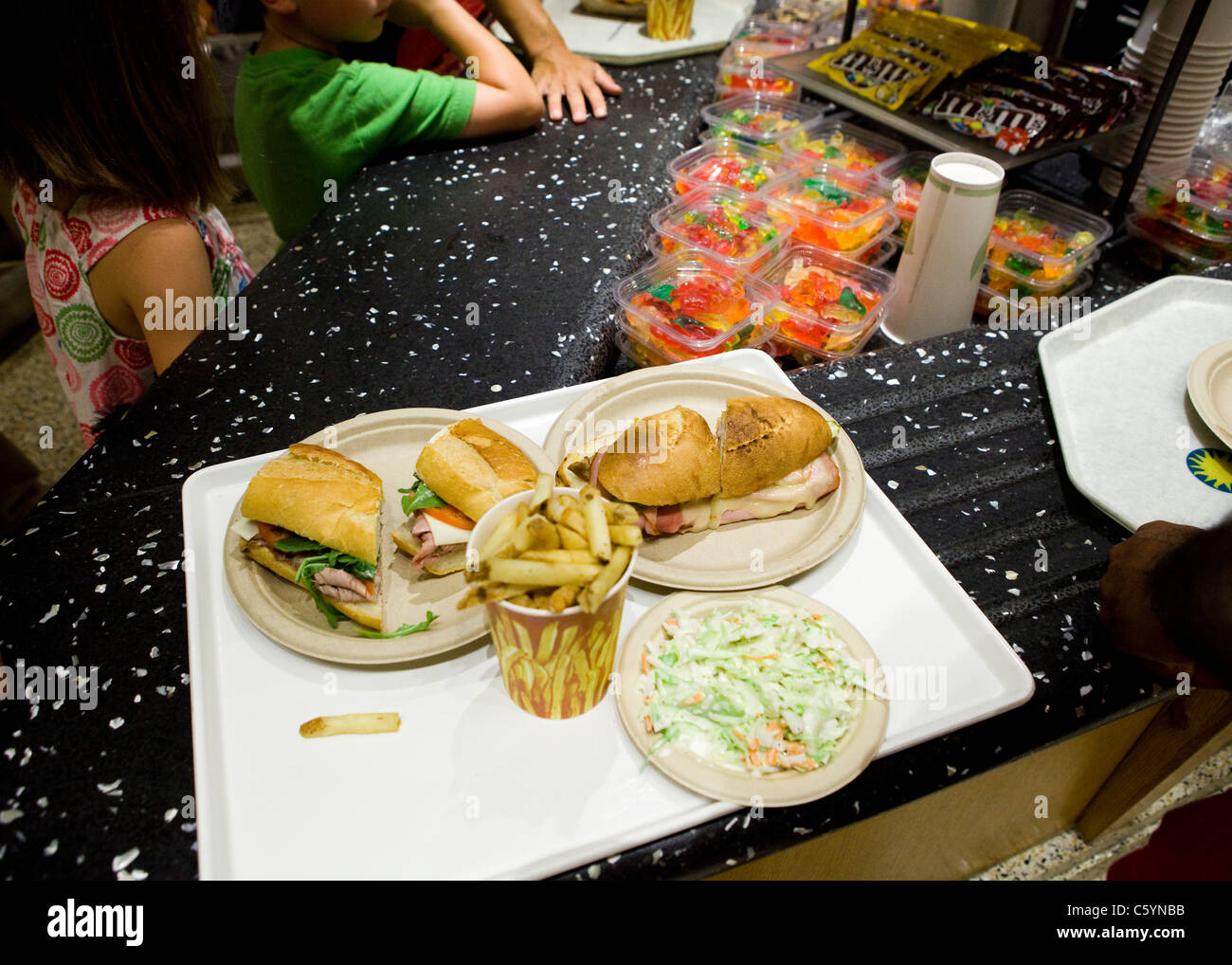 Sandwiches, Pommes Frites und Krautsalat auf Cafeteria Tablett, in Kasse Warteschlange Stockfoto