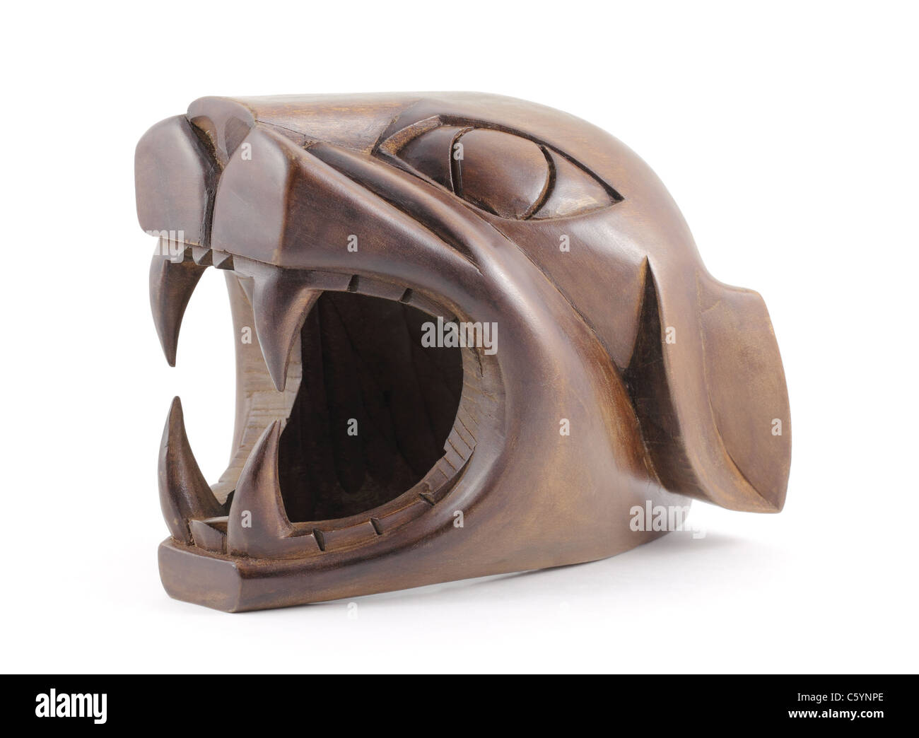 Hand-geschnitzte hölzerne Pantherkopf isoliert auf einem weißen Hintergrund. Stockfoto