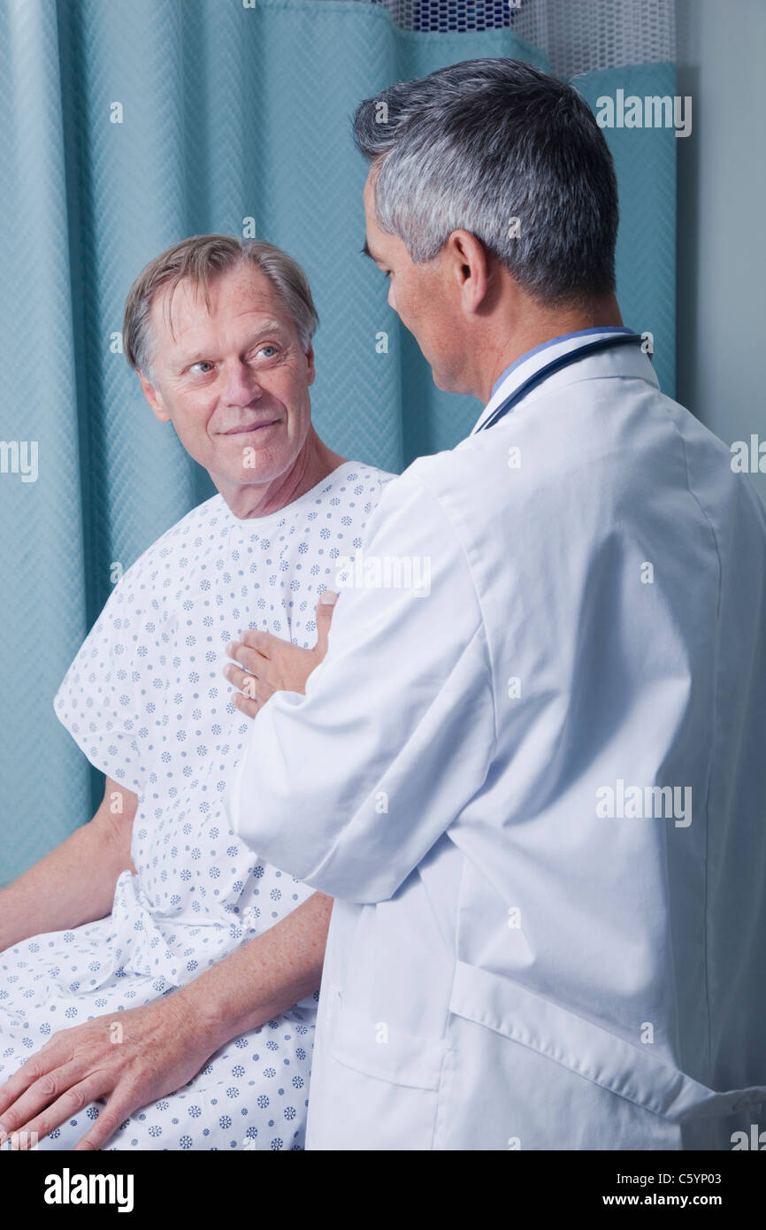 USA Californien, Rittersporn, Arzt im Gespräch mit Patienten im Krankenhauskleid Stockfoto