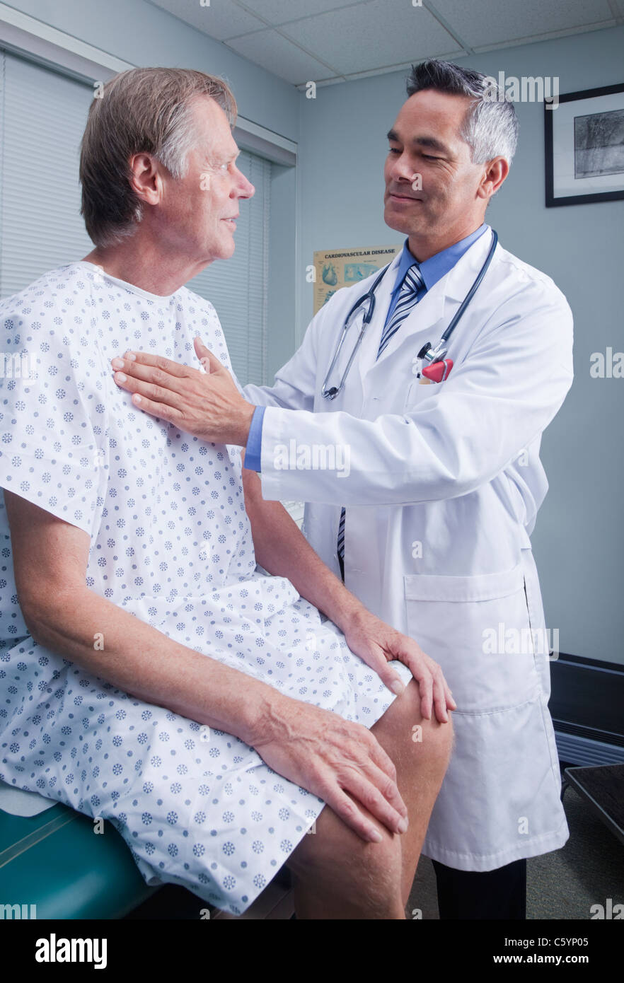 USA Californien, Rittersporn, Arzt im Gespräch mit Patienten im Krankenhauskleid Stockfoto