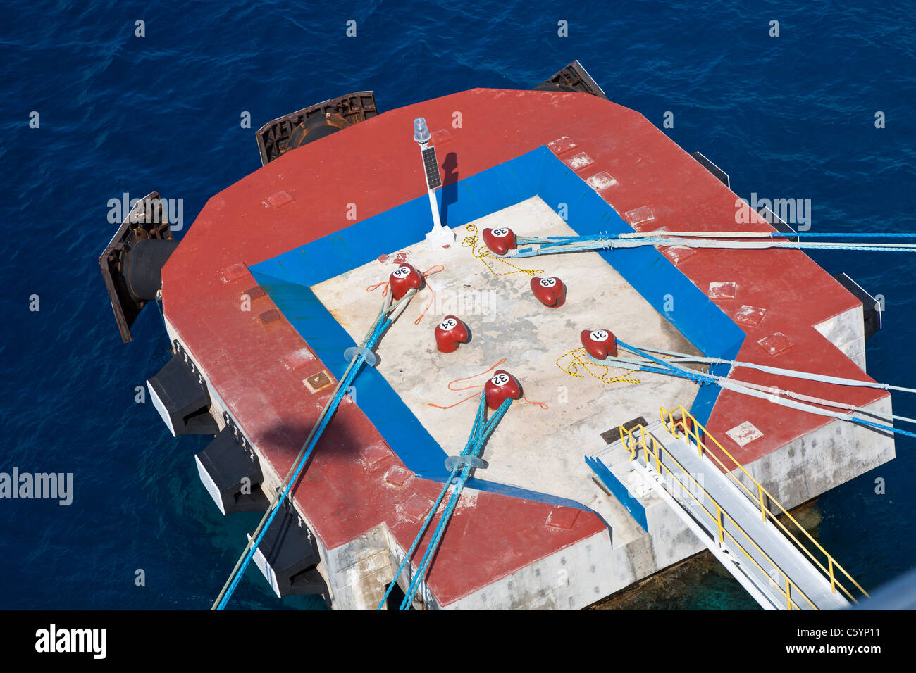 Liegeplatz-Block mit Linien gebunden um Kreuzfahrtschiffe am Hafen in Cozumel, Mexiko im karibischen Meer Stockfoto