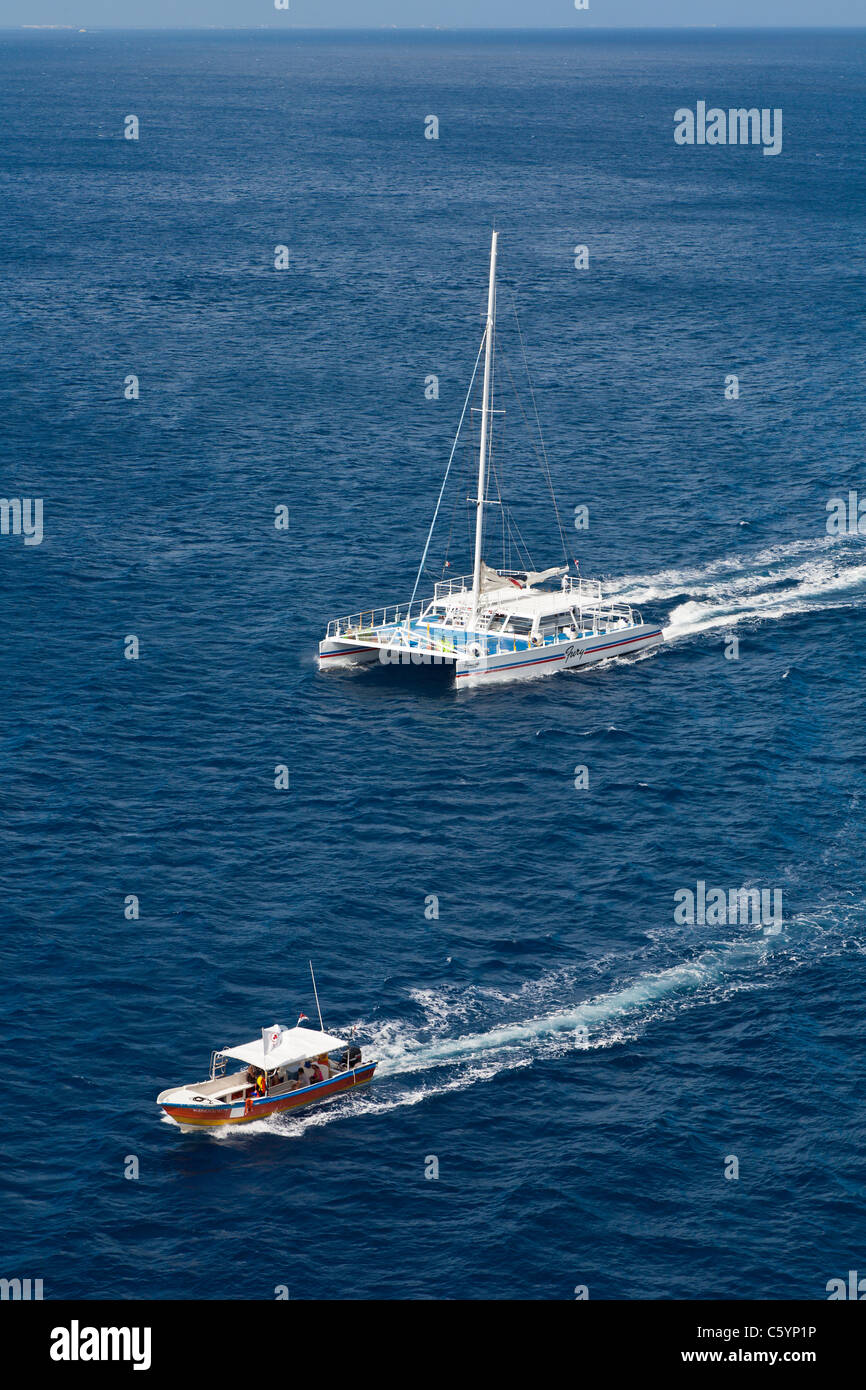 Charter-Boote und Arbeitsboote im karibischen Meer vor der Küste von Cozumel, Mexiko im karibischen Meer Stockfoto