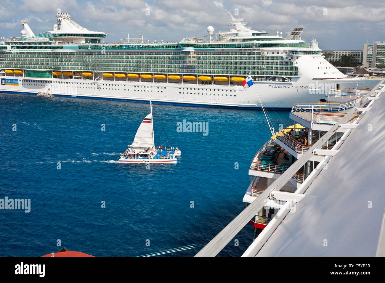 Segelboot Katamaran Kreuzfahrt Ausflug kehrt Passagiere zum dock in der karibischen See vor der Küste von Cozumel, Mexiko Stockfoto