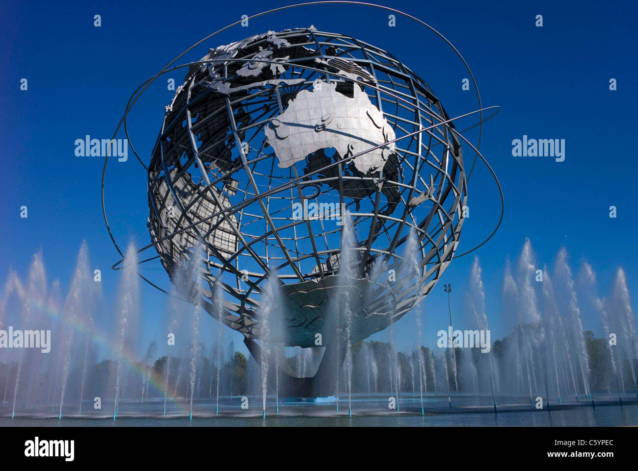 Sonnenuntergang auf der Unisphere Welt fair uns Stahl NY New York Big Apple Tourismus vergangener Zeiten Brunnen Wasserstrahlen Sonne Globus Sphe bündeln Stockfoto