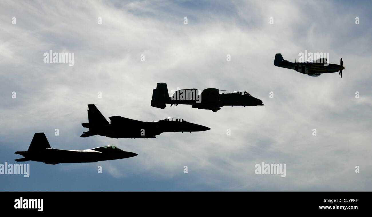 Flugzeug f-22 Raptor, ein zweiter Weltkrieg Ära, die p-51 Mustang, eine f-15 Eagle und eine a-10 Thunderbolt in Diamant fliegen Stockfoto