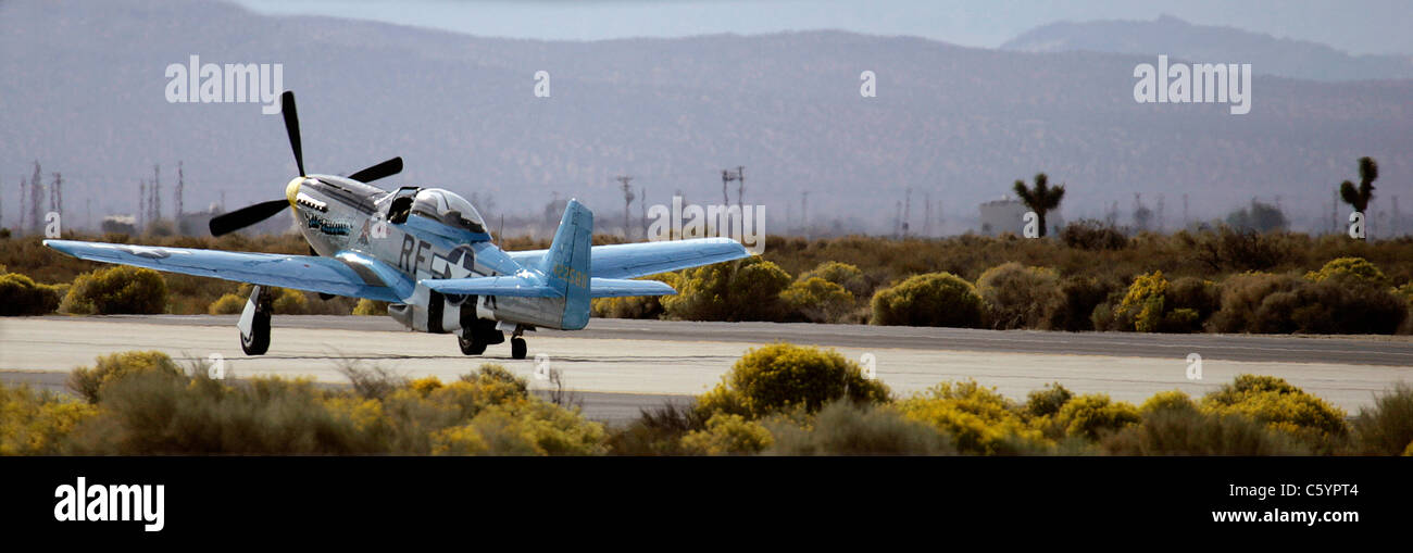 Ein Flugzeug p-51 taxis am Edwards Air Force Base in Kalifornien Stockfoto