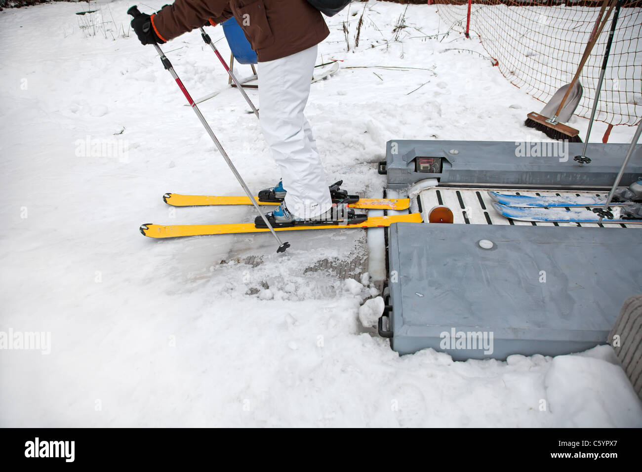 Verschieben von der Kinder-Skilift auf Schnee Mann Stockfoto