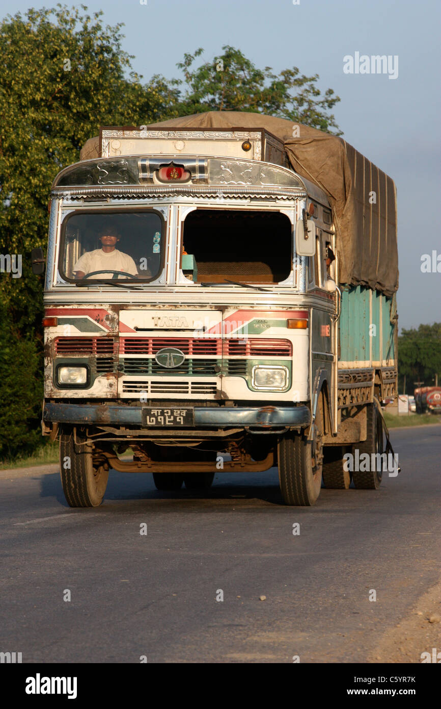 Beschädigte Tata LKW mit zerbrochenen Fenster fahren durch Nepal bei Sonnenuntergang Stockfoto