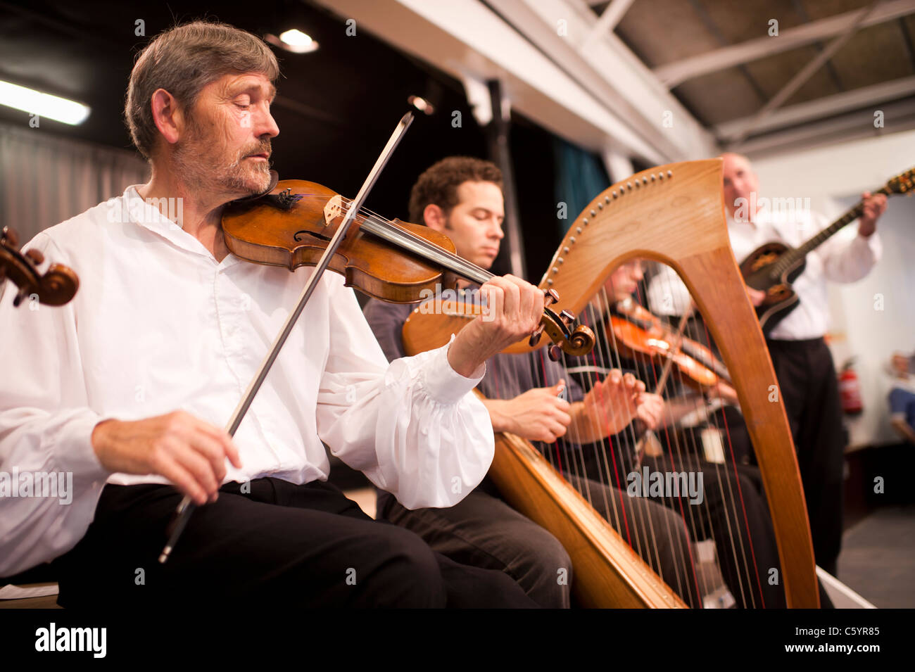 Welsh folk-Musiker spielt Geige und Harfe, Wales uk Stockfoto
