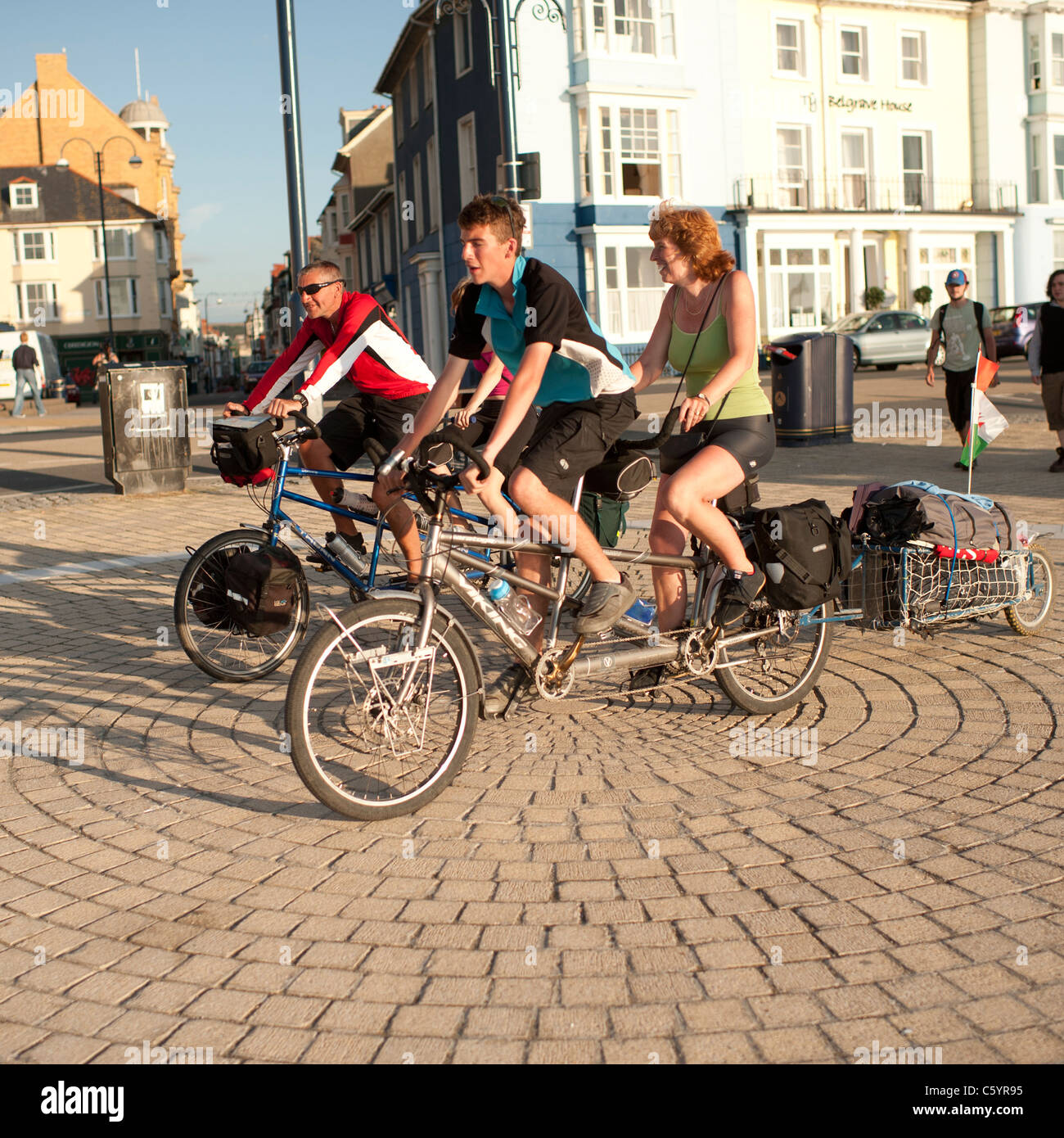 eine Familie, ein paar der Tandems, Aberystwyth Wales UK Reiten Stockfoto