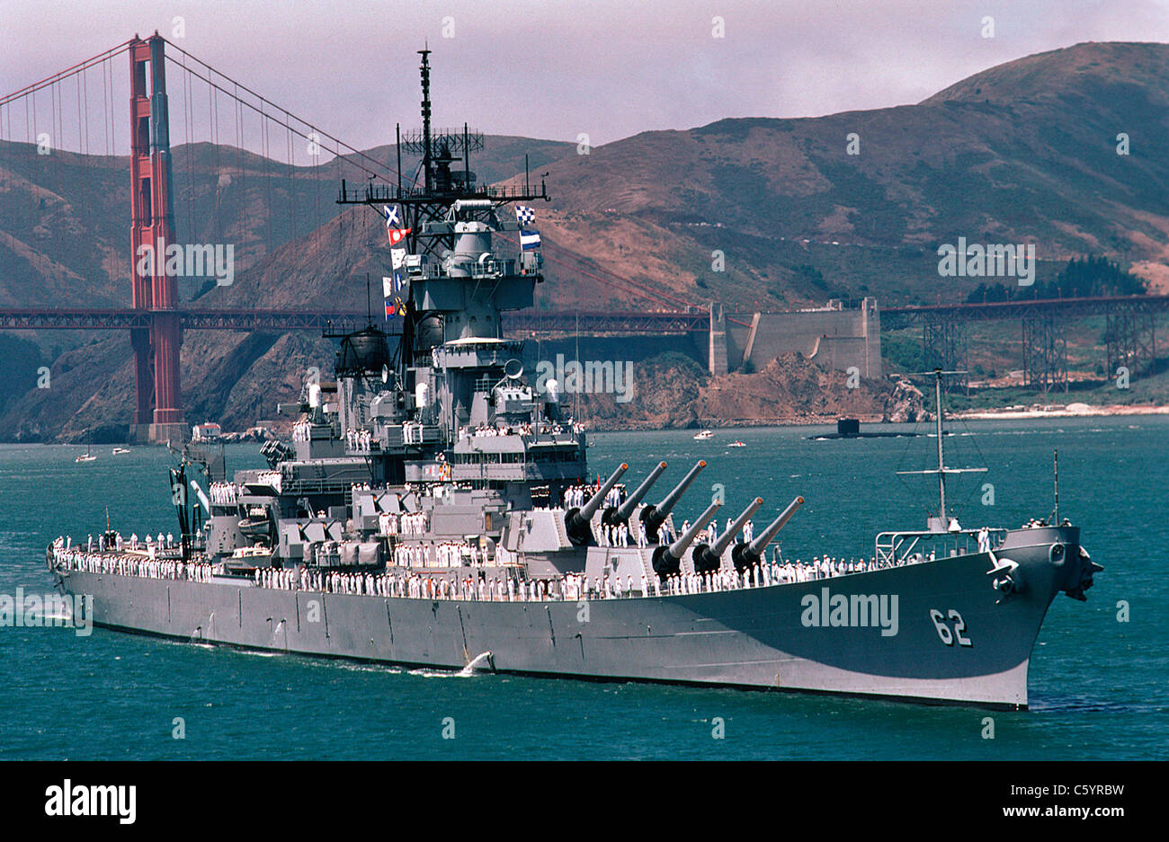 USS New Jersey dampft vorbei an der Golden Gate Bridge in San Francisco Bay Kalifornien Stockfotografie Alamy