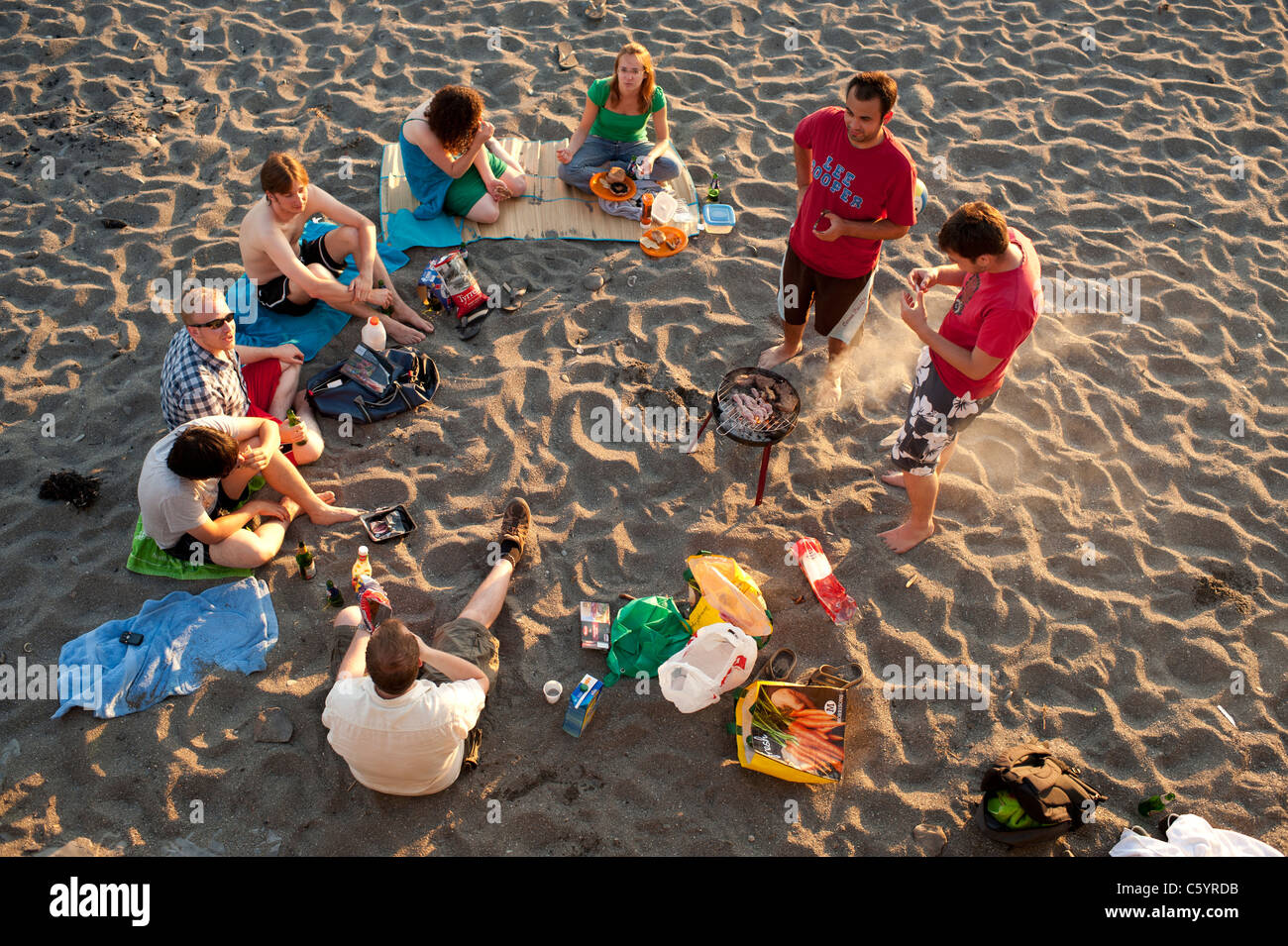 eine Gruppe von Freunden beim Grillen am Strand, UK Stockfoto