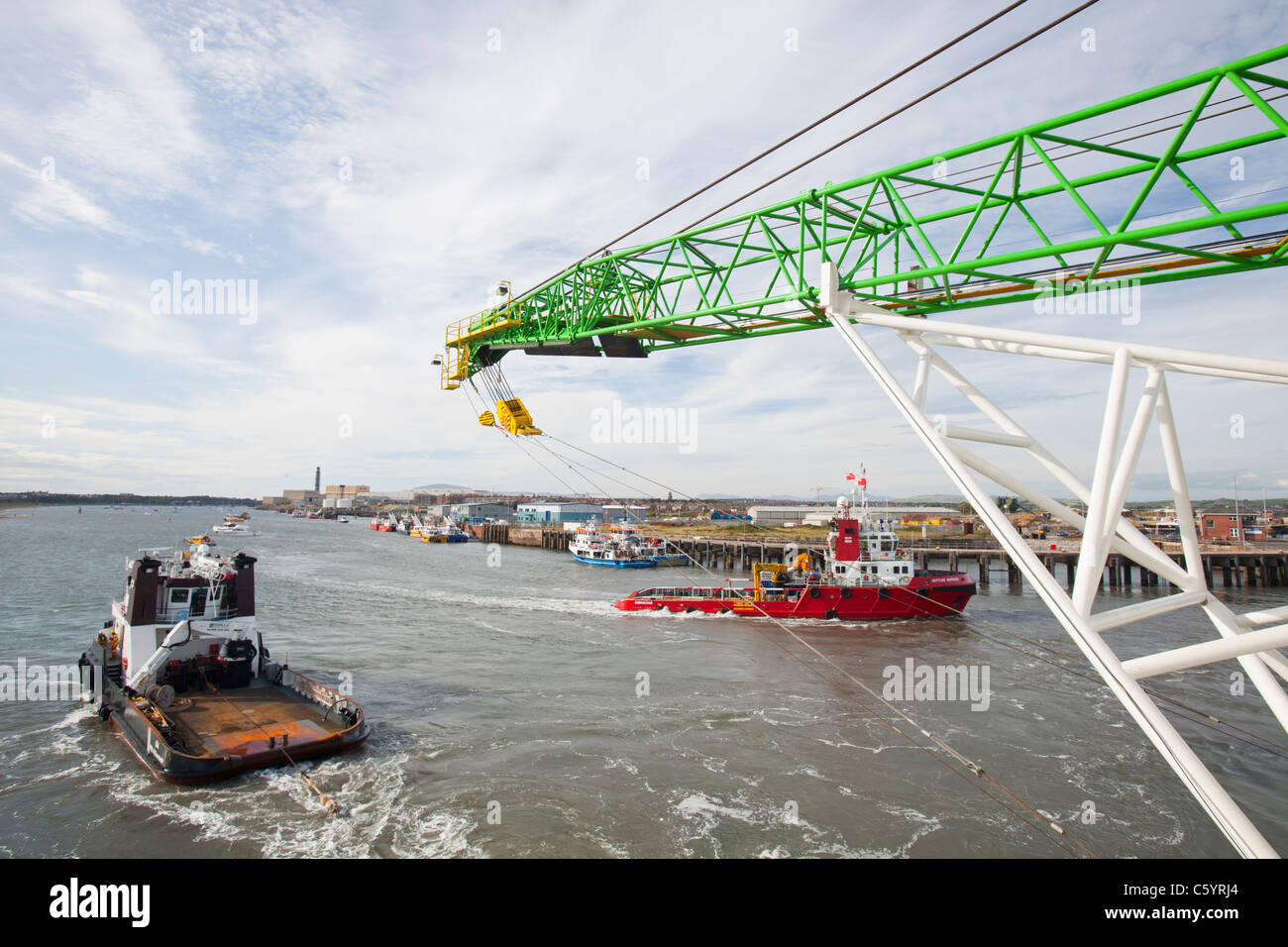 Ein Schlepper Abschleppen eine Aufbocken Lastkahn, der Goliath heraus auf den Offshore-Windpark Walney aus Süd Cumbria, UK arbeiten. Stockfoto