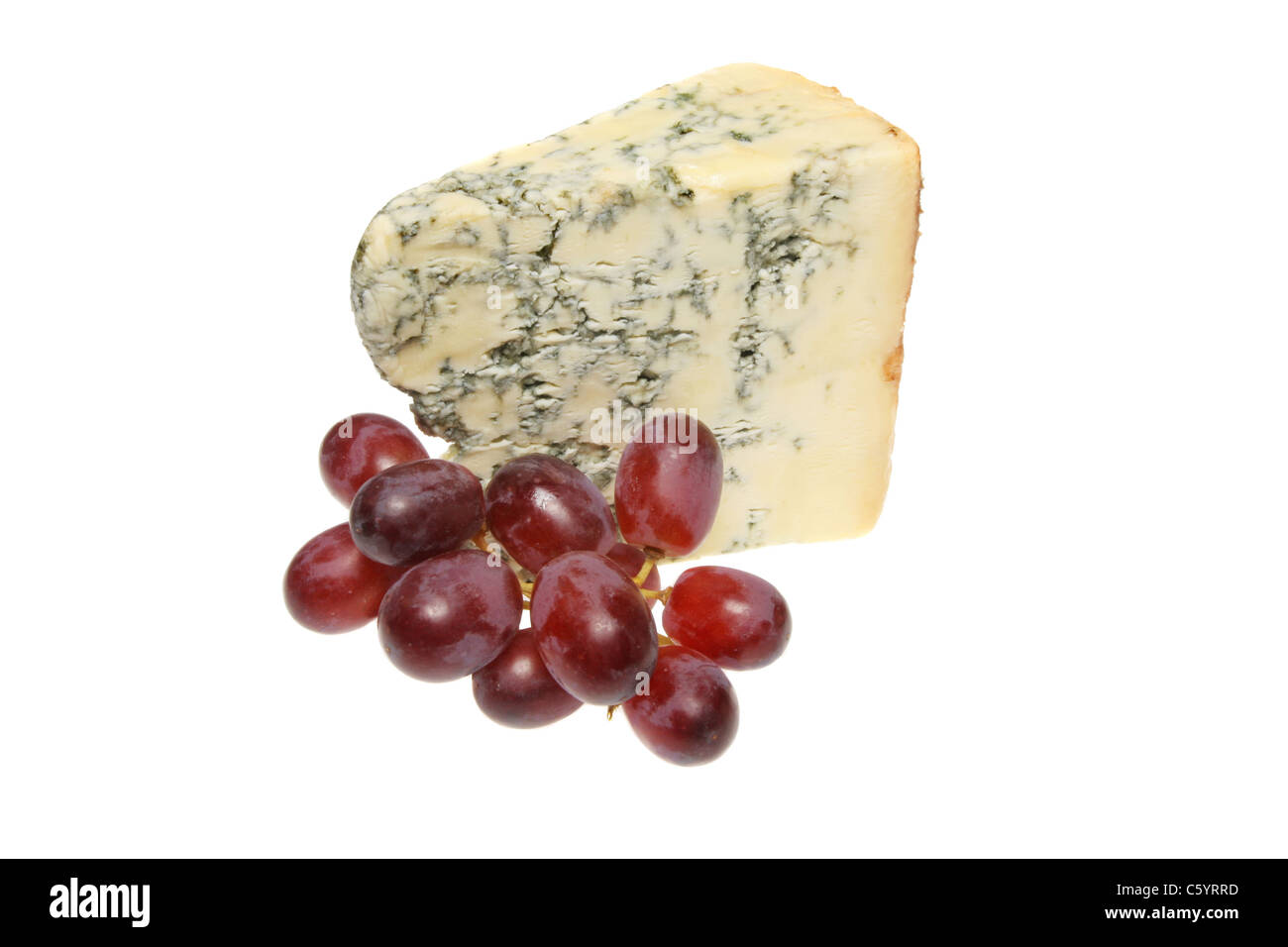 Stilton Käse und rote Trauben, isoliert auf weiss Stockfoto