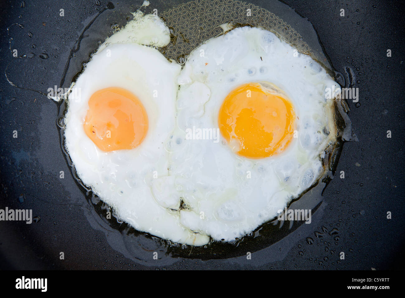 Ei in einer Pfanne braten, während camping in Cornwall, England  Stockfotografie - Alamy