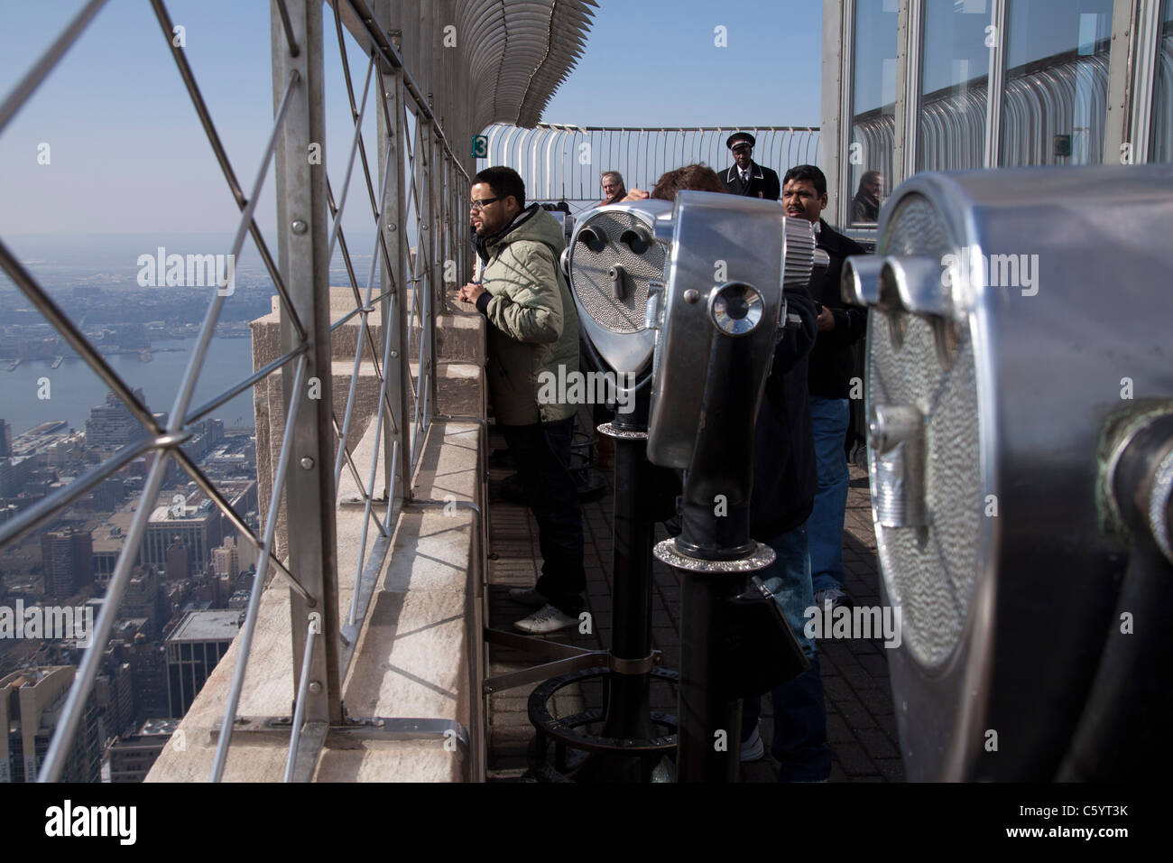 Teleskope auf dem Empire State Building in New York. Stockfoto