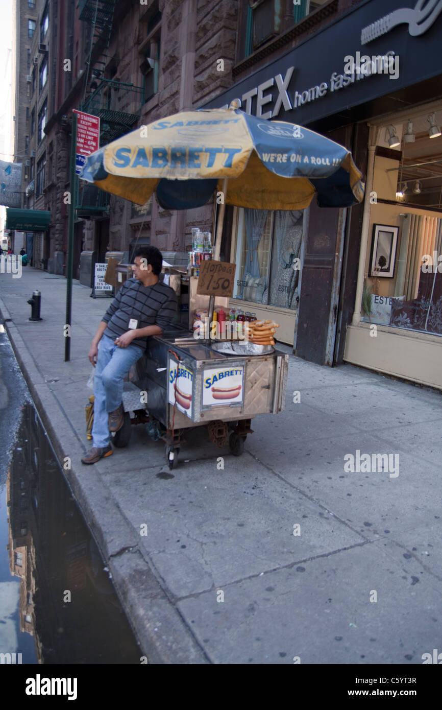 Ein Hot-Dog-Verkäufer in New York City, USA. Stockfoto