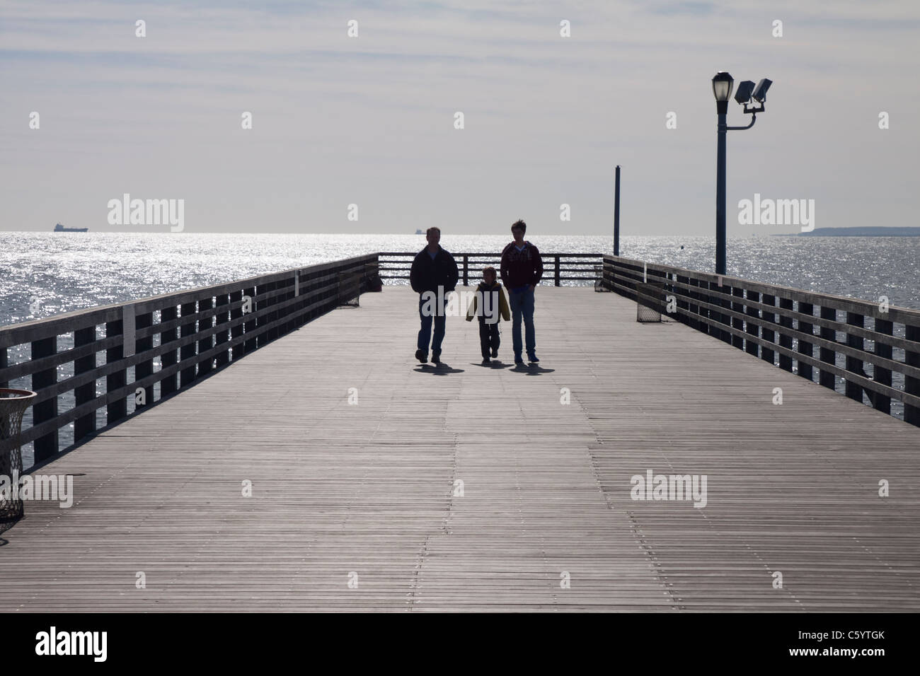 Eine Familie Spaziergänge entlang der Promenade von Coney Island in New York, USA. Stockfoto