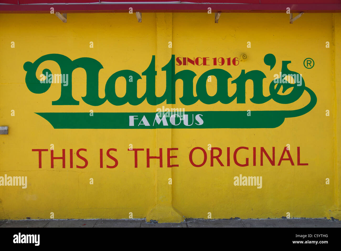 Nathans berühmt Hotdogs in Coney Island, New York. Stockfoto