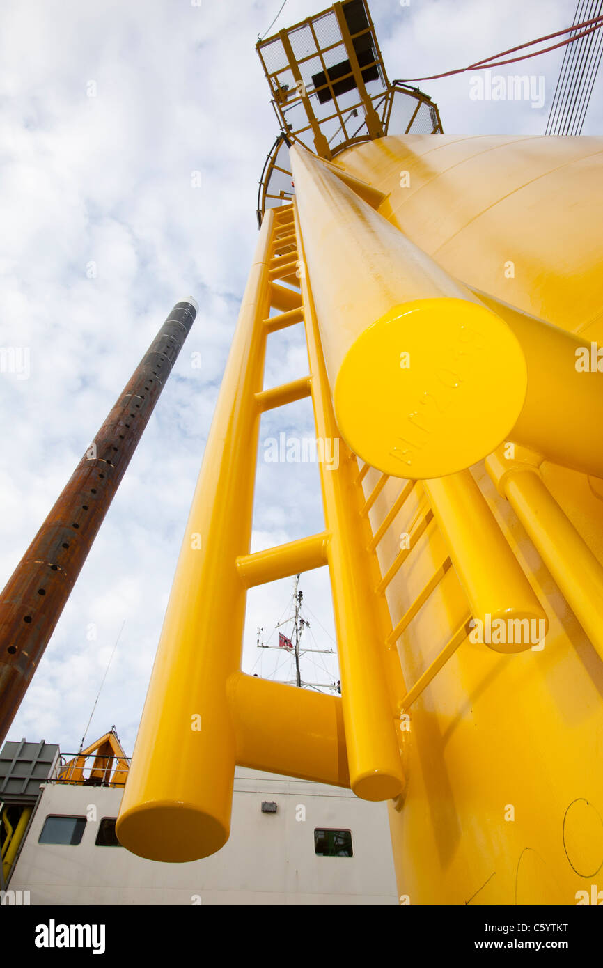 Das Aufbocken der Lastkahn, der Goliath laden mit Übergangsteile für das Walney Offshore-Windpark-Projekt Stockfoto