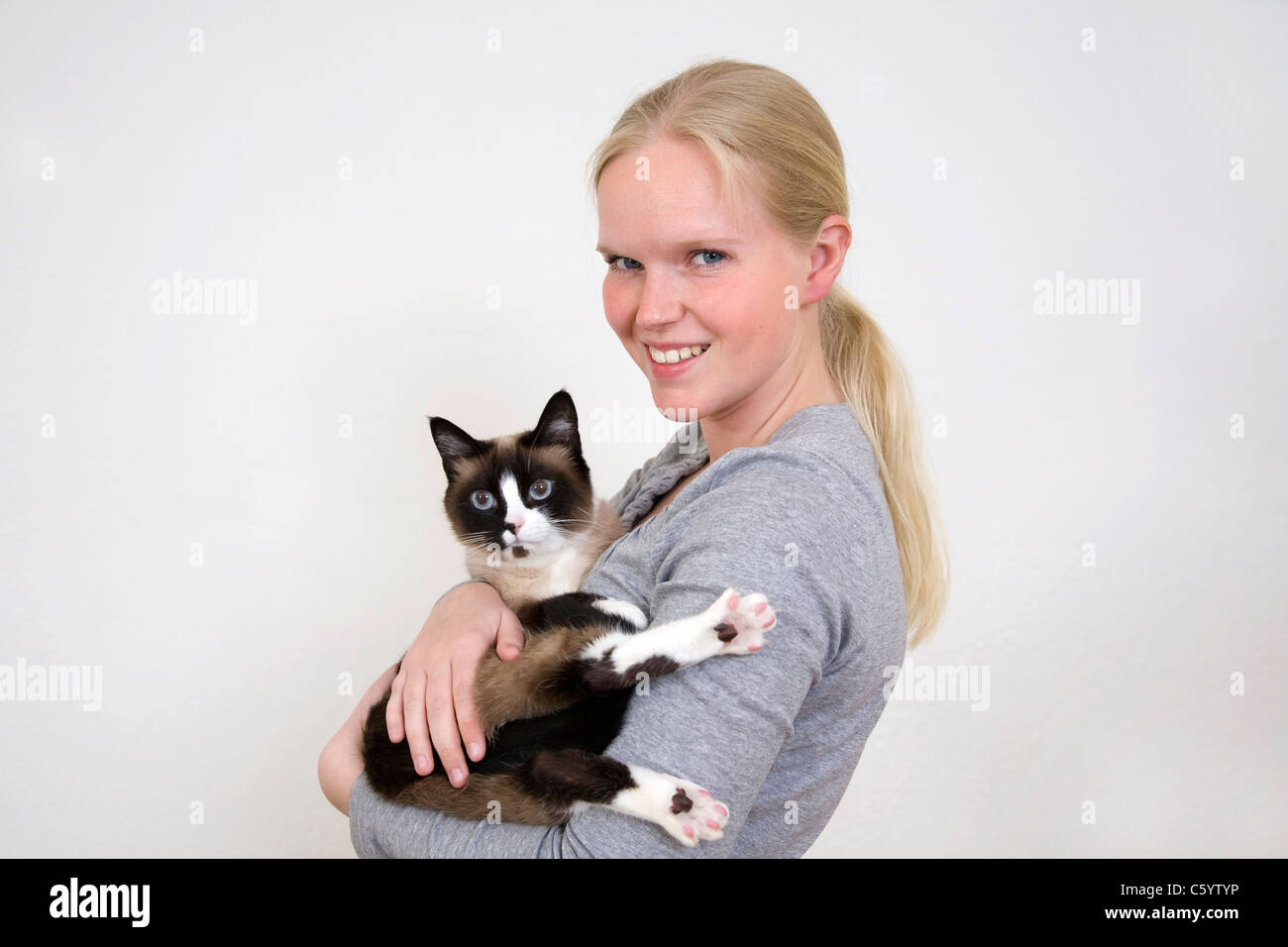 Junge Frau mit Katze Stockfoto