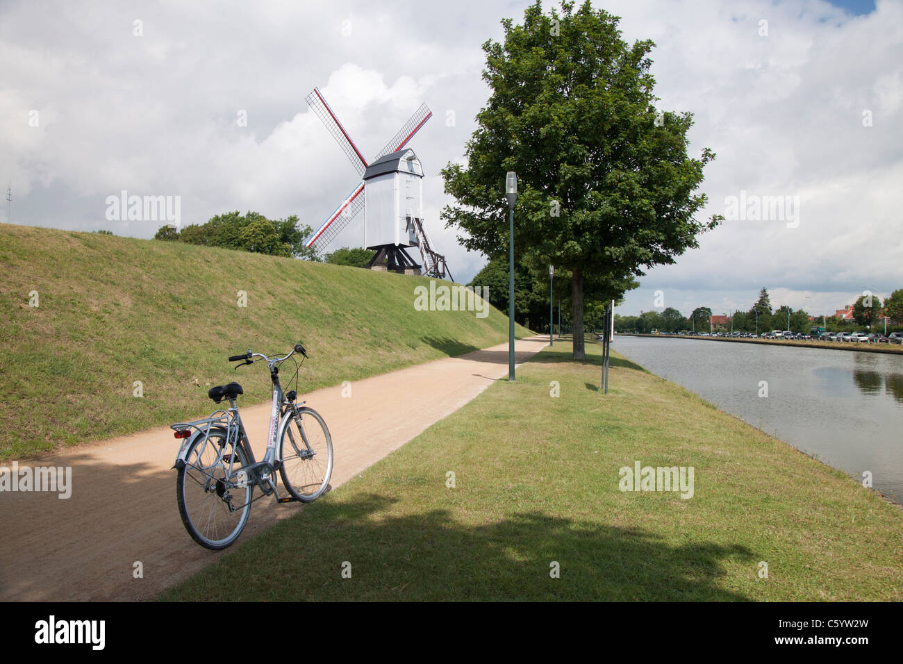 Fluss-Seite-Windmühle in der belgischen Stadt Brügge. Stockfoto