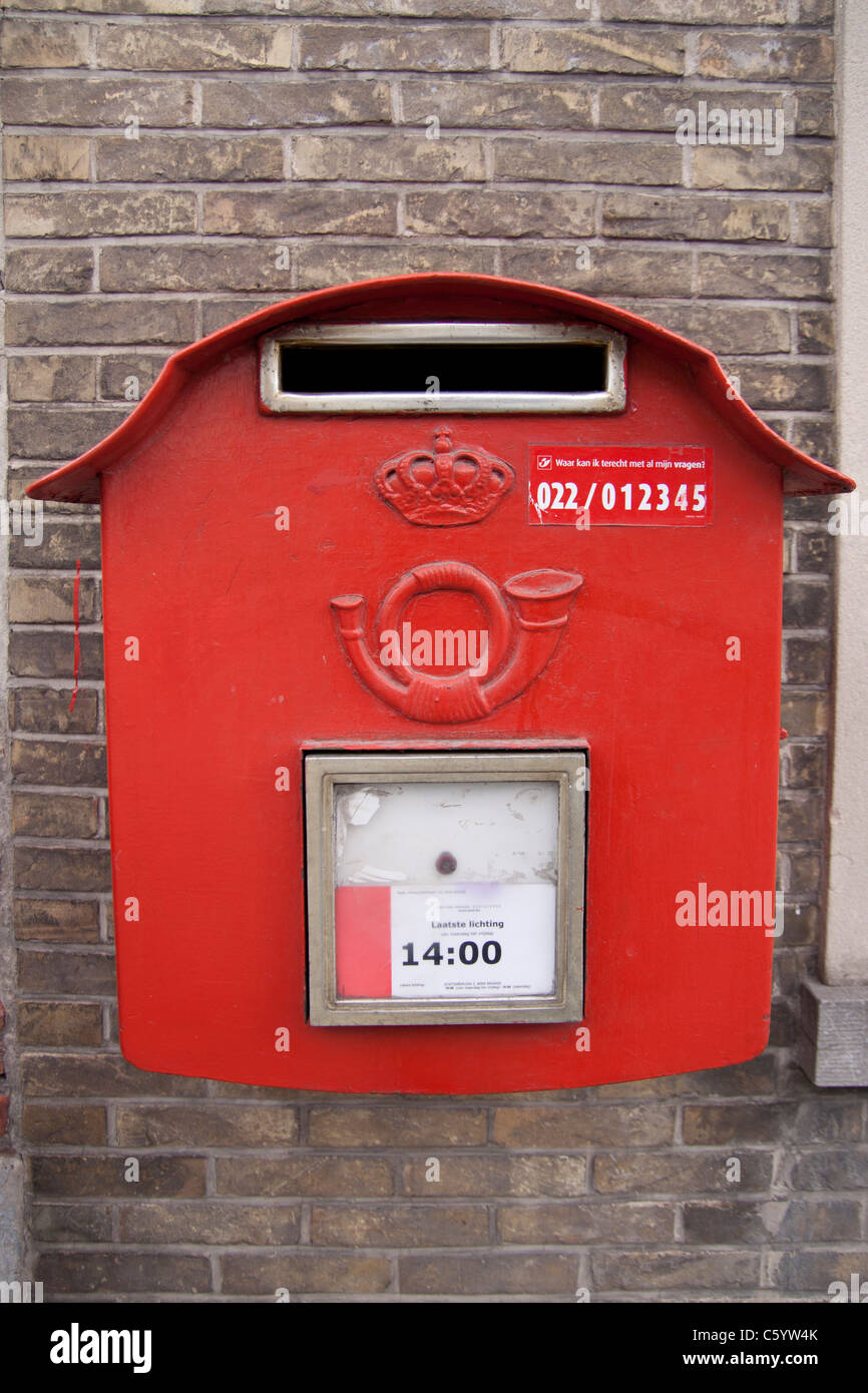 Einen roten Briefkasten mit einem Horn-Inschrift, Brügge, Belgien Stockfoto