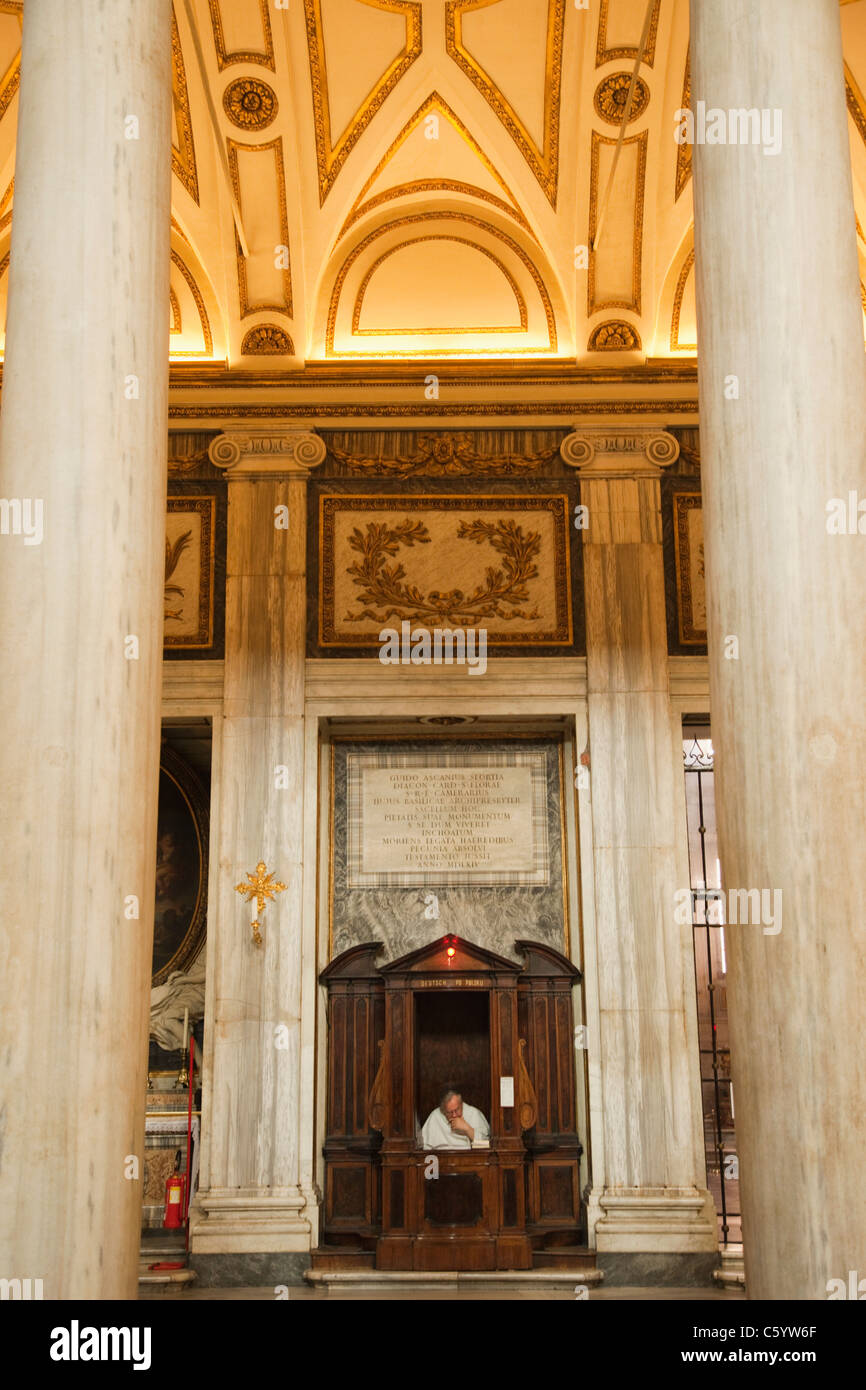 Beichtstuhl, Innenraum der Kirche Santa Maria Maggiore, Rom, Italien Stockfoto