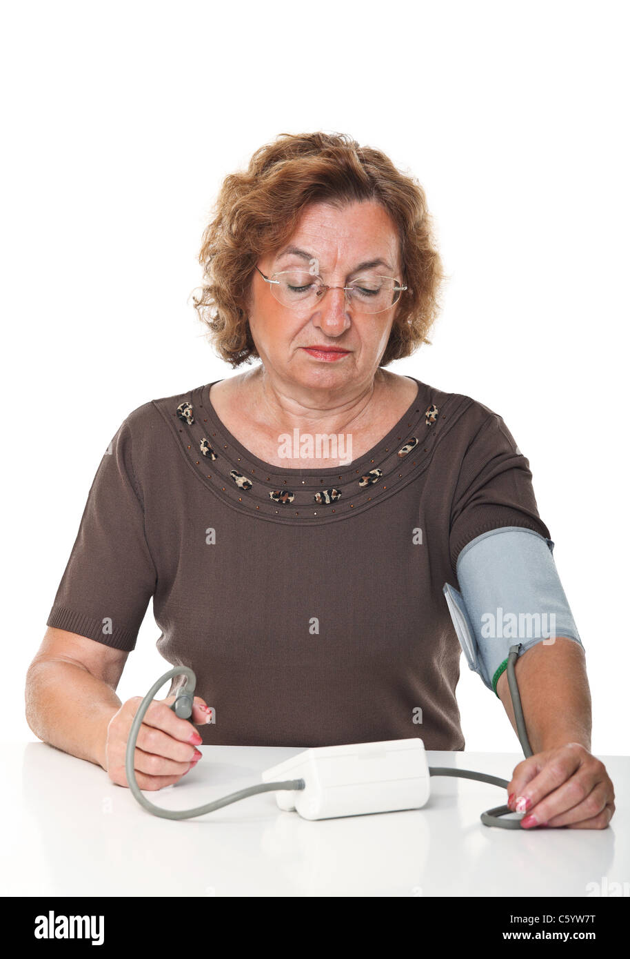 ältere Frau überprüfen Sie ihre Blodd Druck mit Maschine Stockfoto