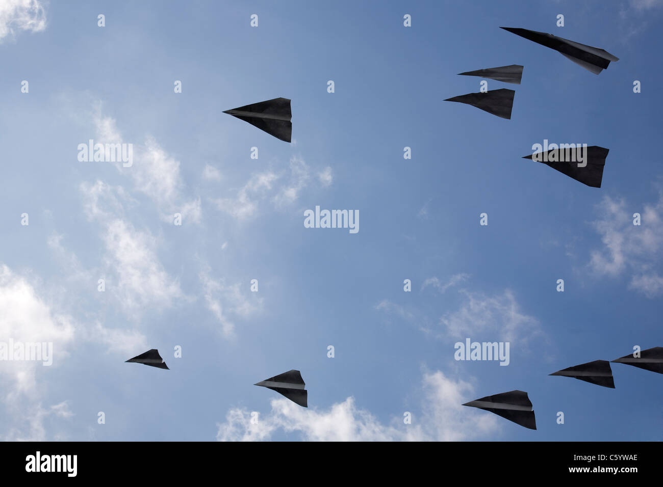 Papierflieger gegen Sky - Installation am South Bank Center Stockfoto