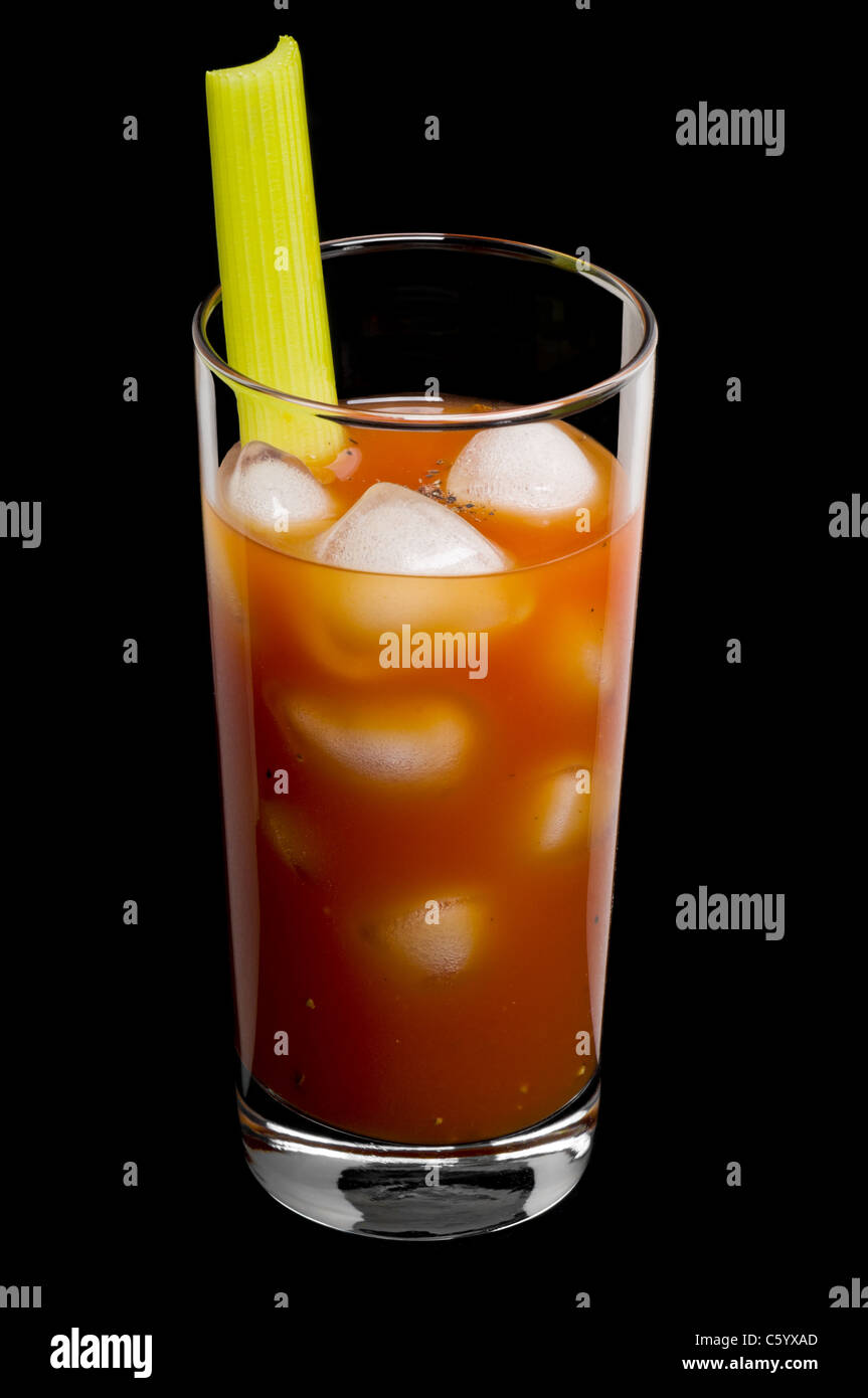 Bloody Mary cocktail auf einem schwarzen Hintergrund Stockfoto