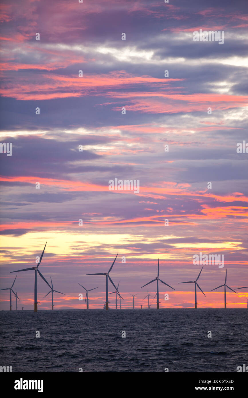 Sonnenuntergang über der Walney offshore Wind Farm, Cumbria, UK. Stockfoto