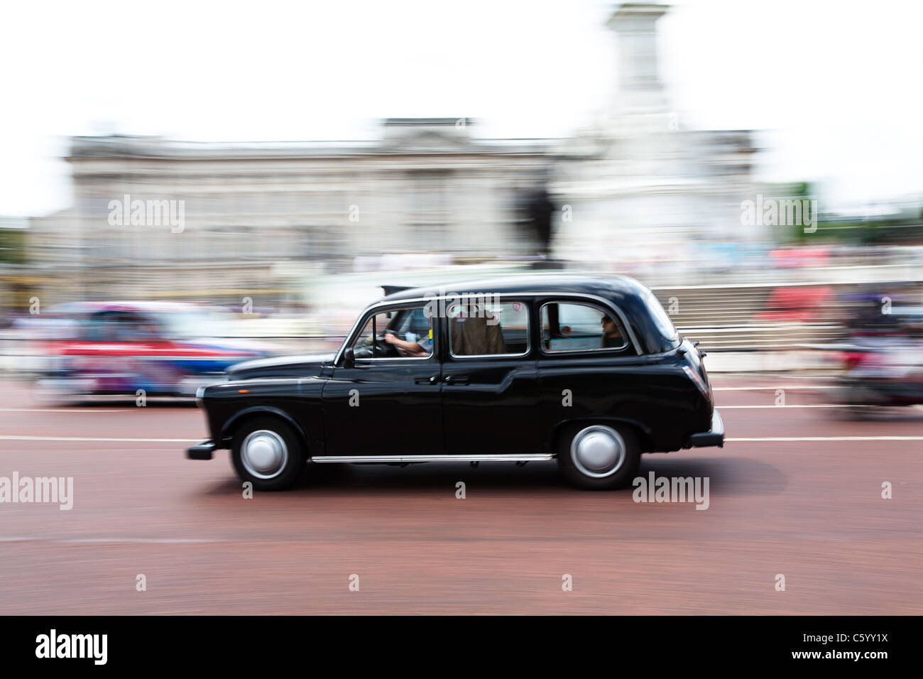 London Taxi vorbei an Buckingham Palace Stockfoto