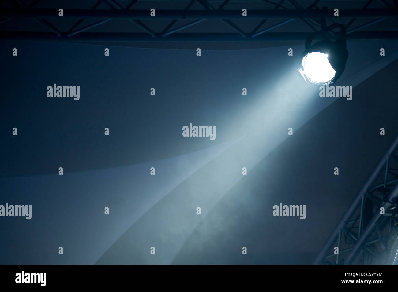 Einzel-, blau, Schlaglicht auf eine Beleuchtung rig Stockfoto