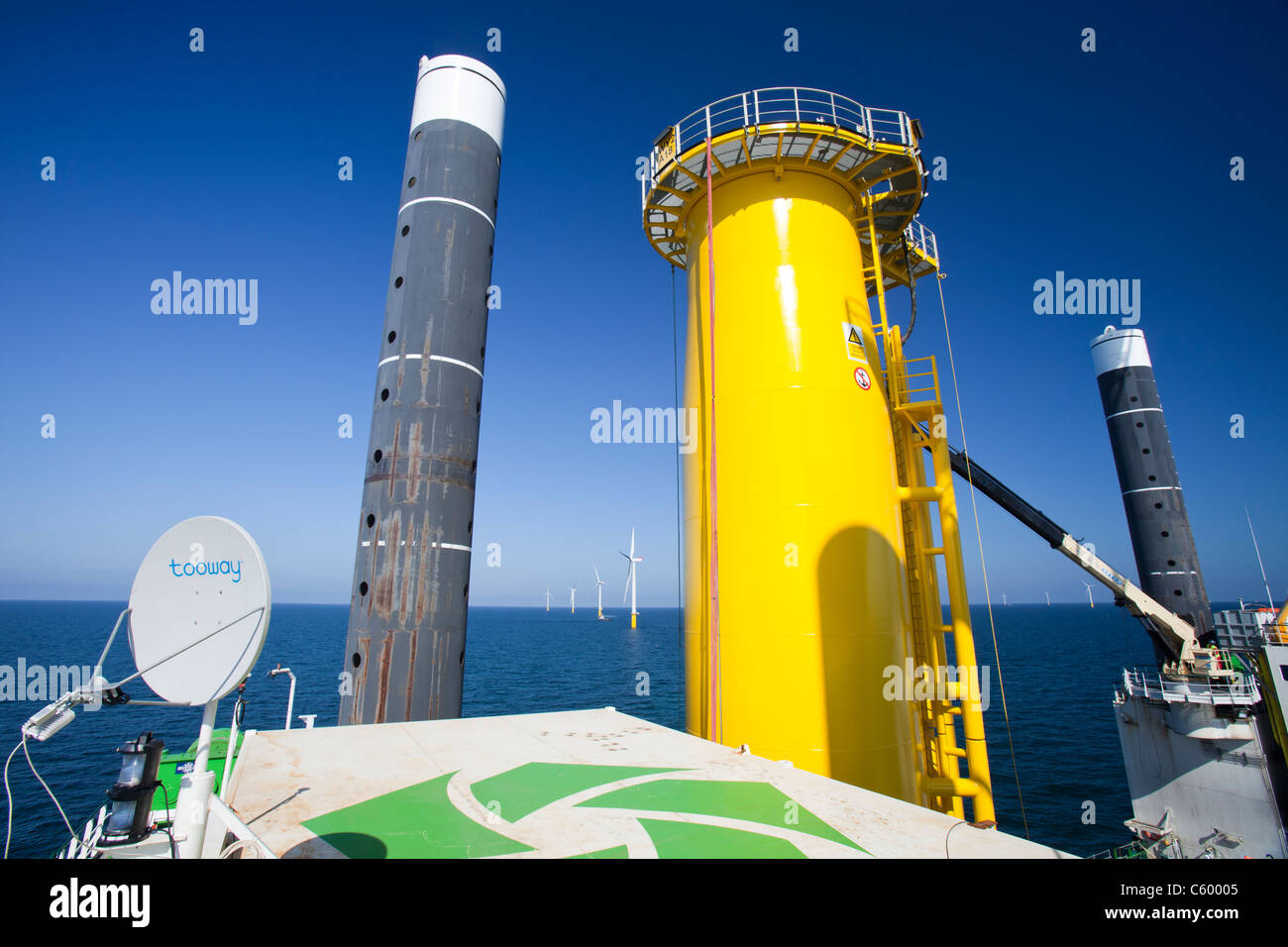 Ein Aufbocken Lastkahn Bau Walney Offshore-Wind Farm, Cumbria, England. Stockfoto