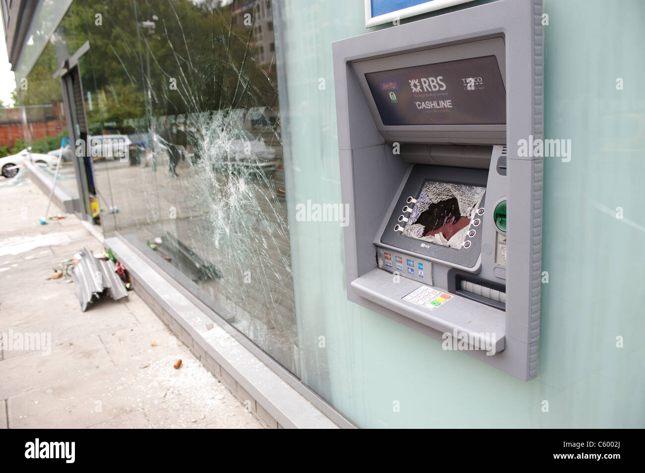 RANDALIEREN Sie Schaden und Aufräumen Sie, Tesco Express, Myrtle Street, Liverpool, England, UK. Dienstag, 9. August 2011. Stockfoto