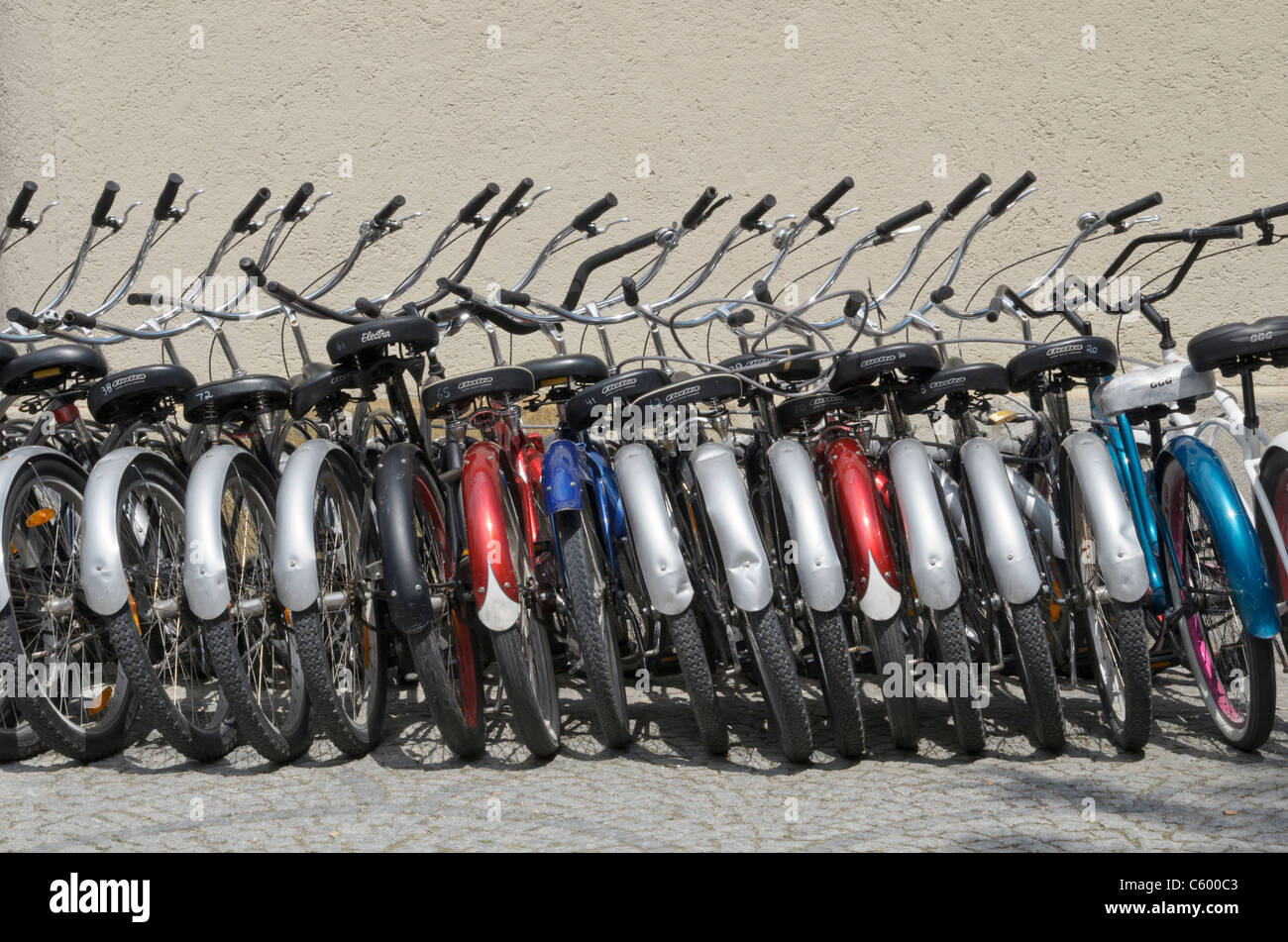 Linie von e-Bikes zu mieten, München, Deutschland Stockfoto