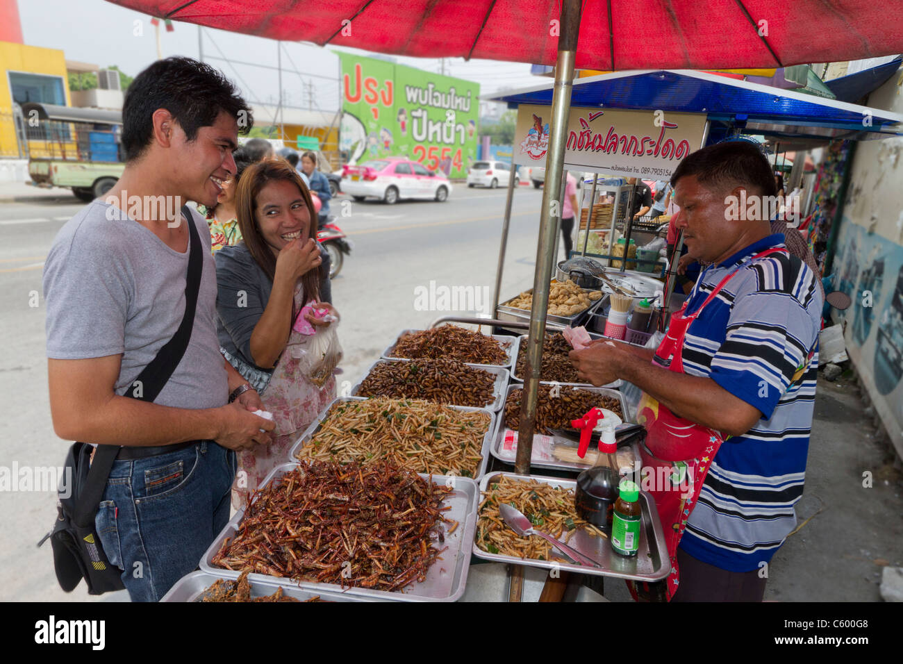 Deep fried Grashoppers am Chatuchak-Markt-stand in Bangkok, Thailand Stockfoto