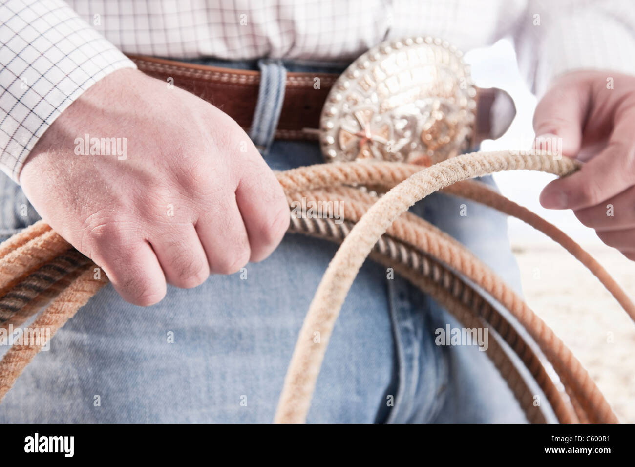 USA, Illinois, Metamora, Cowboy Holding Lasso, Mittelteil Stockfoto