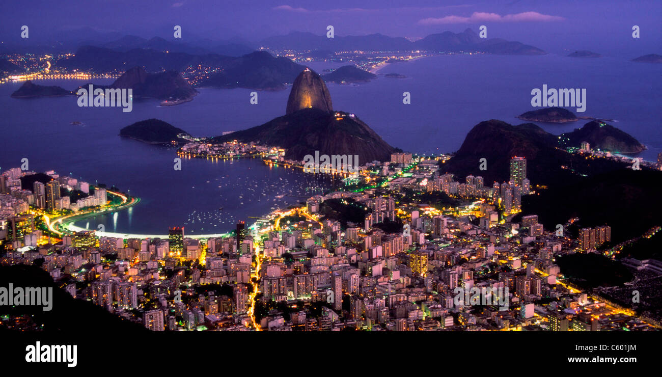 Brasilien, Rio De Janeiro, Pao de Acucar, Botafogo-Bucht bei Nacht, Blick vom Berg Corcovado 710m, Stockfoto