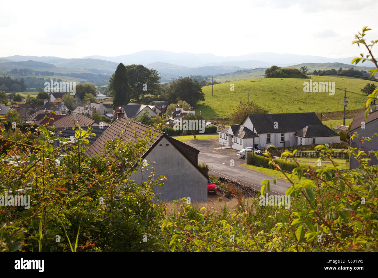 Blick auf die Galloway-Hügel über dem Dorf, Balmaclellan, Dumfries & Galloway Stockfoto