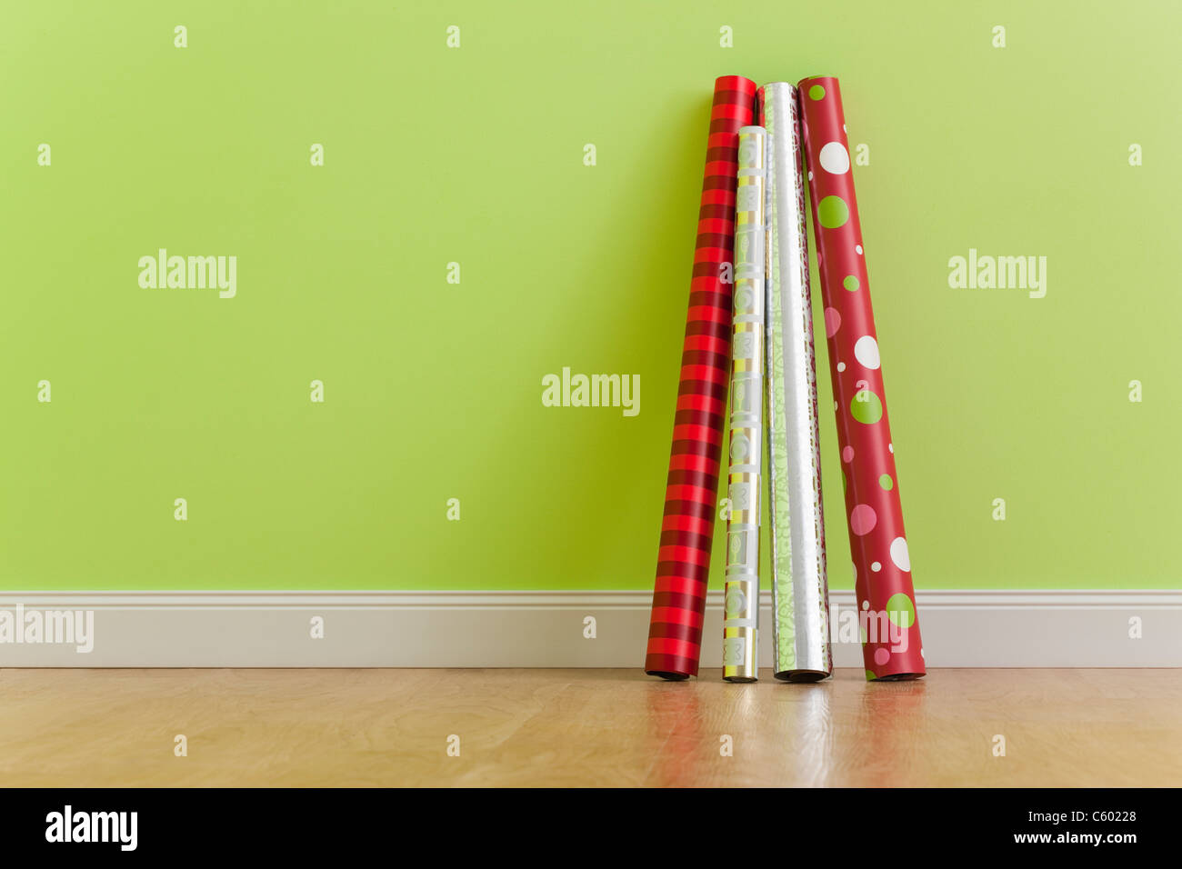 USA, Illinois, Metamora aufgerollt Umhüllung Papiere grüne Wand gelehnt Stockfoto