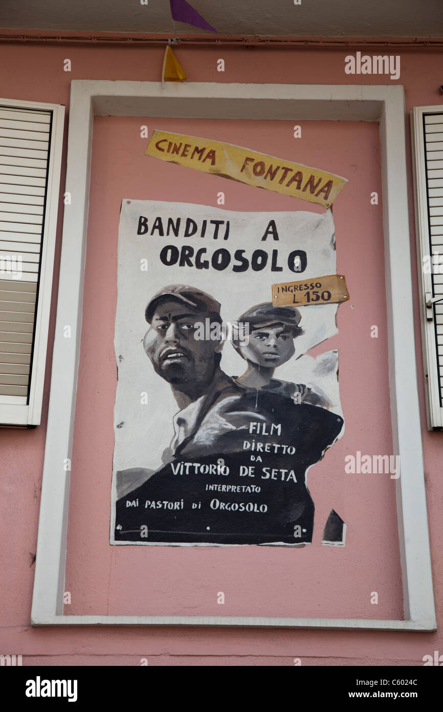 Kino-Plakat in Orgosolo Dorf, Provinz Nuoro, Sardinien, Italien Stockfoto