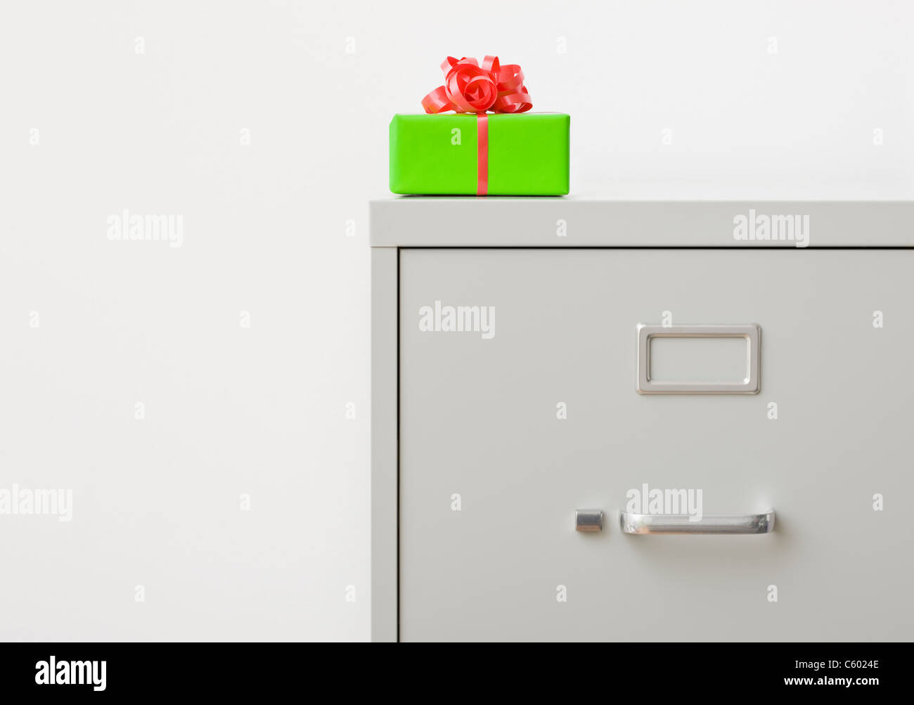 Studioaufnahme des Geschenks auf Aktenschrank Stockfoto