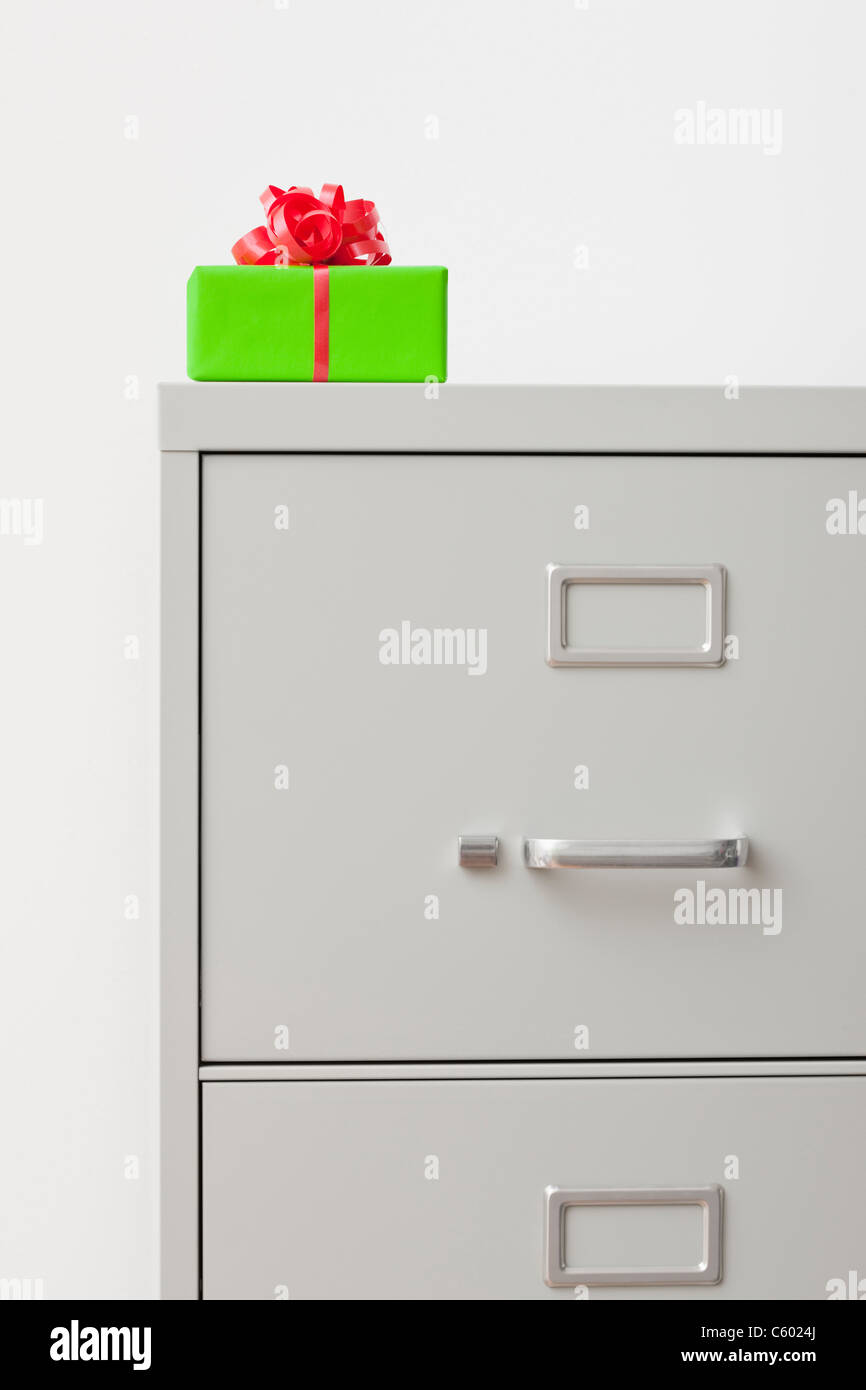 Studioaufnahme des Geschenks auf Aktenschrank Stockfoto